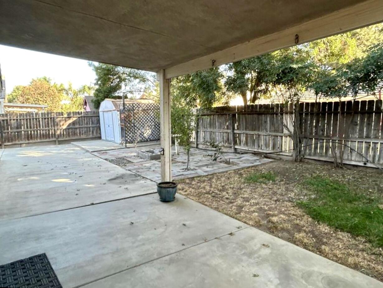 1865 La Vida Ave, Porterville, CA 93257