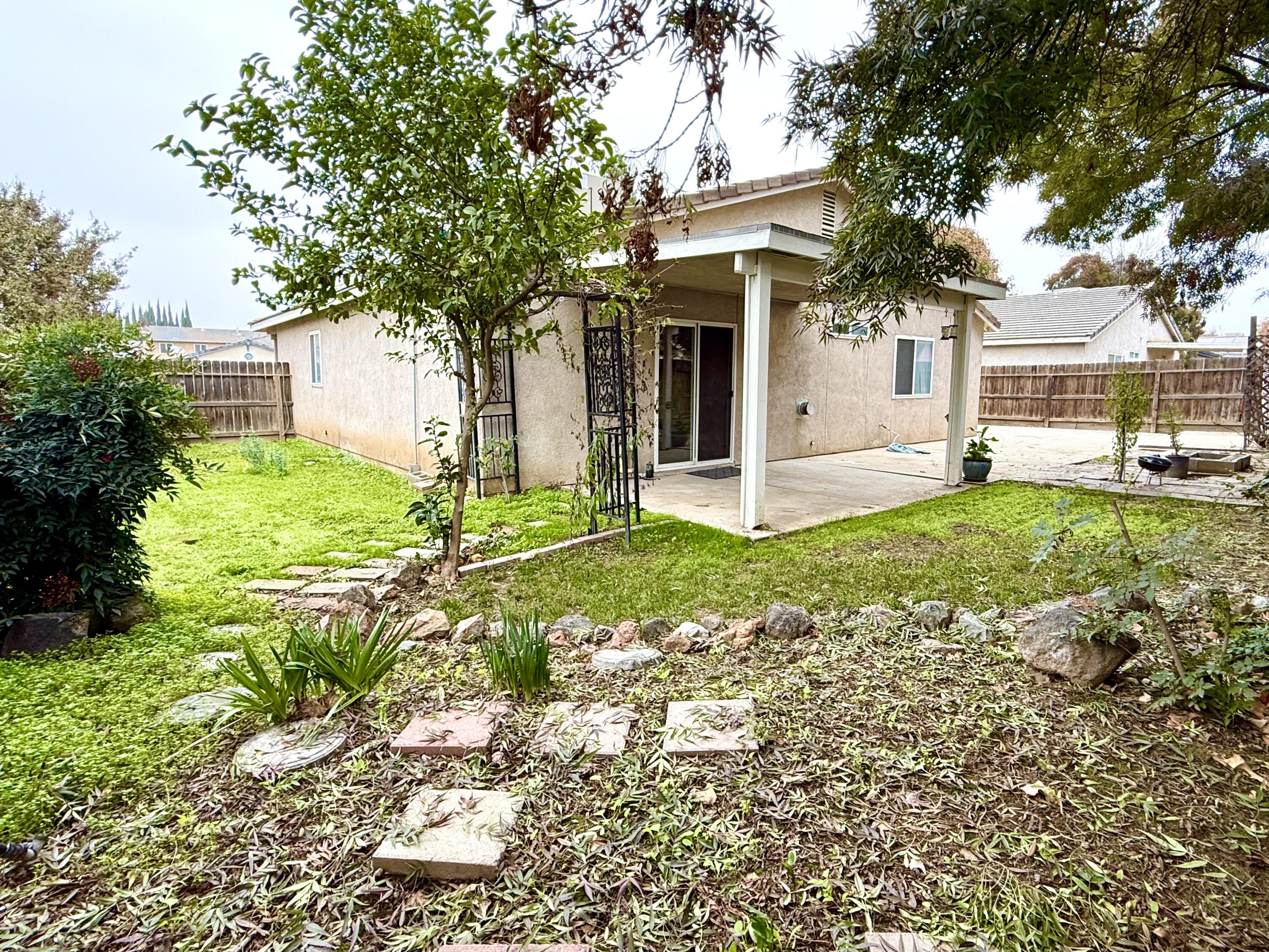 1865 La Vida Ave, Porterville, CA 93257