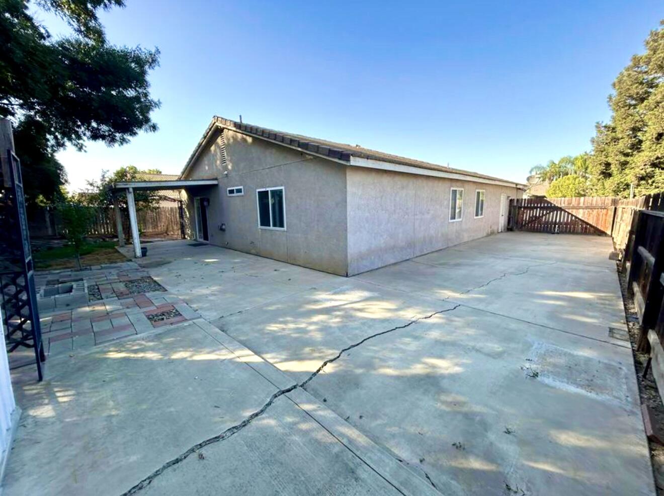 1865 La Vida Ave, Porterville, CA 93257