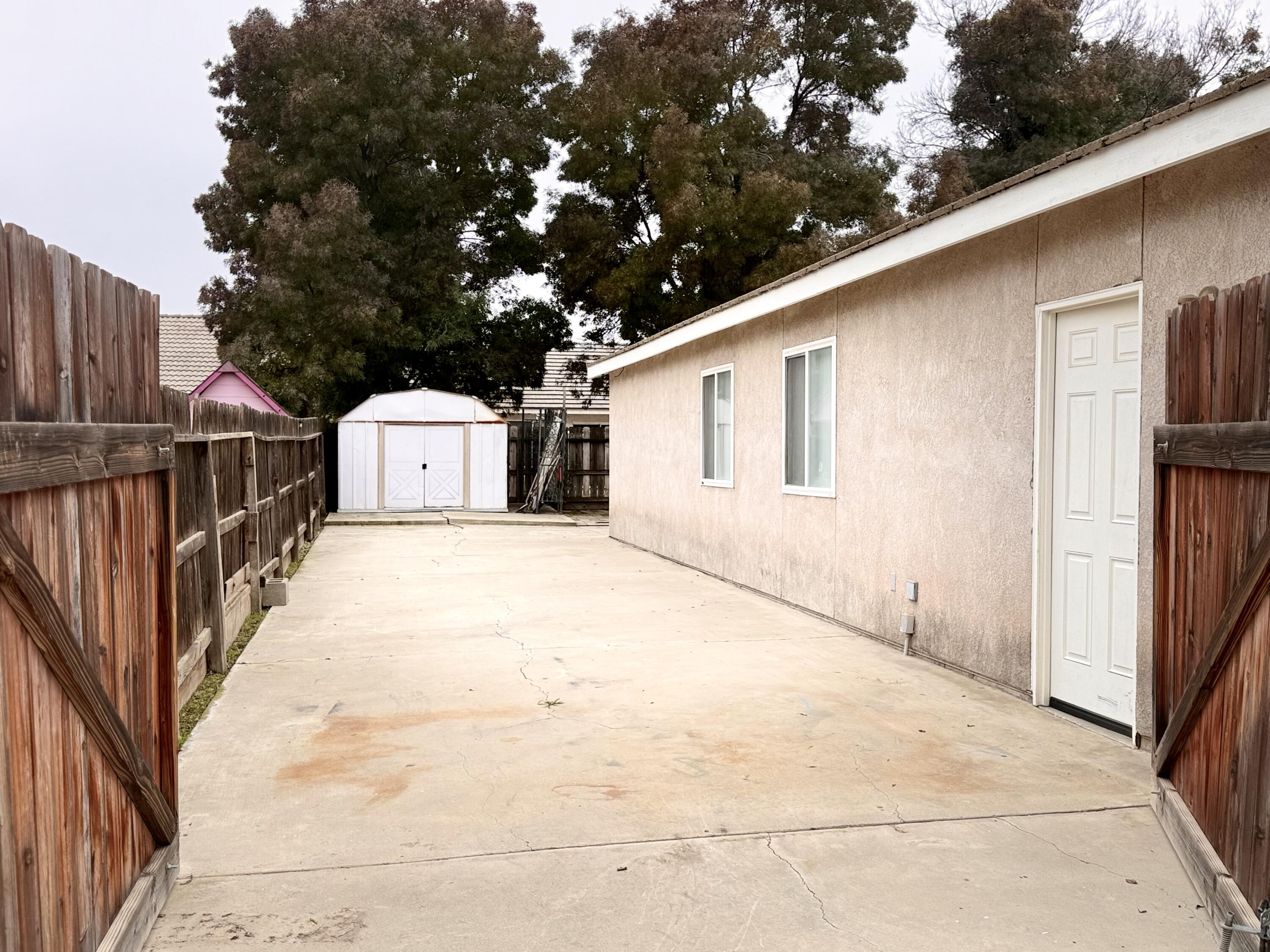 1865 La Vida Ave, Porterville, CA 93257