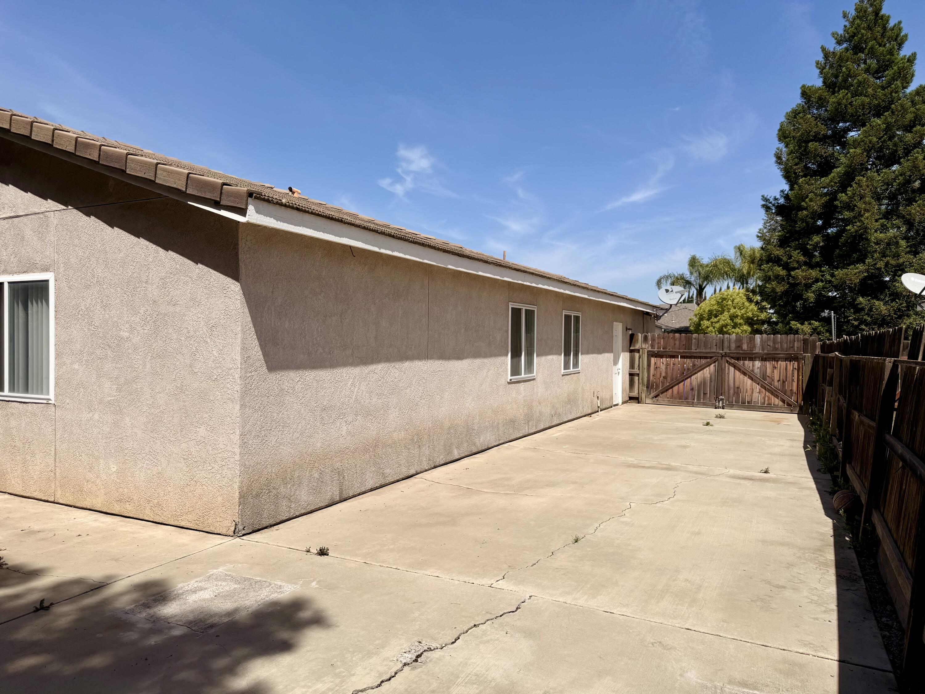 1865 La Vida Ave, Porterville, CA 93257
