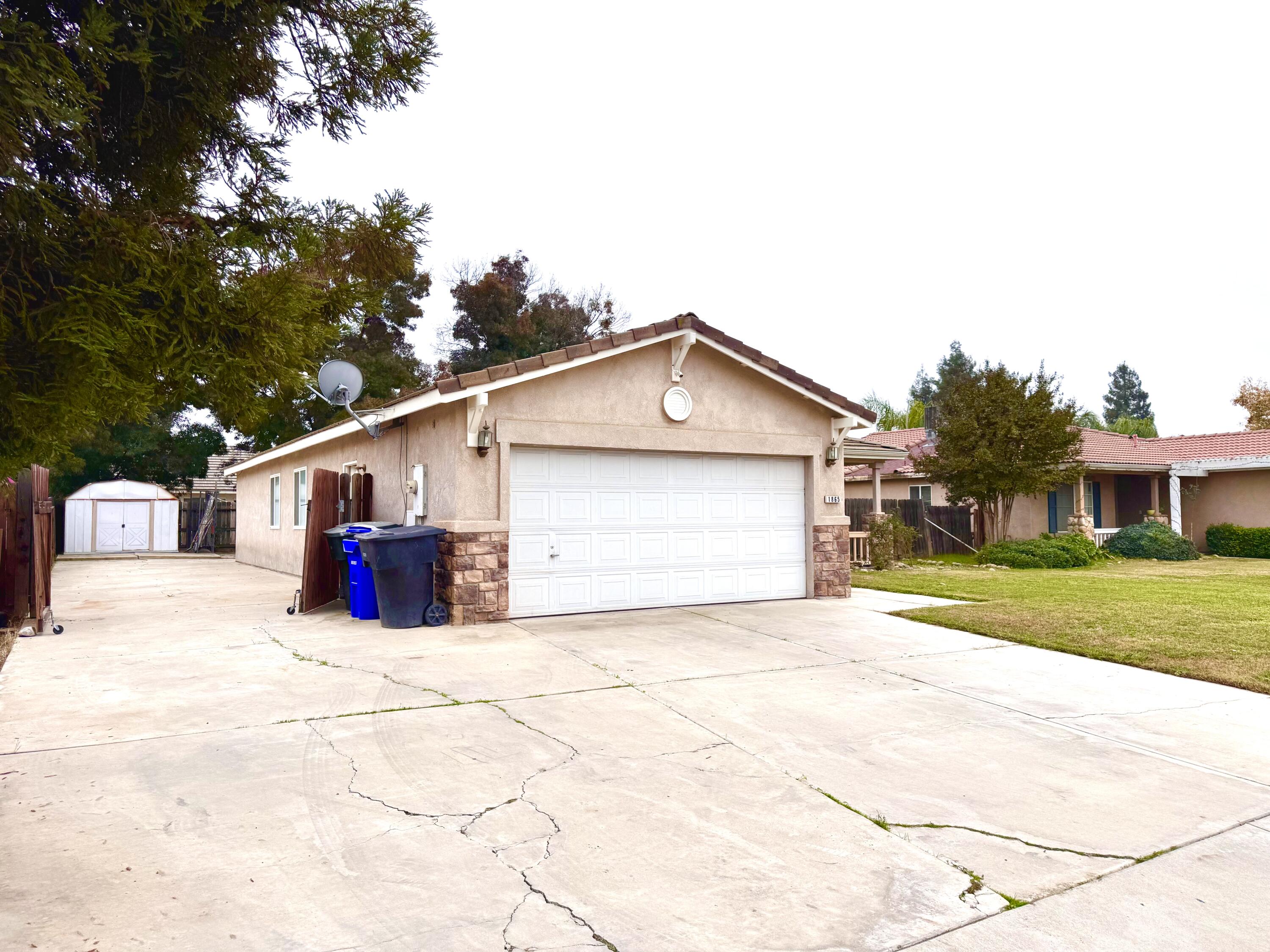 1865 La Vida Ave, Porterville, CA 93257