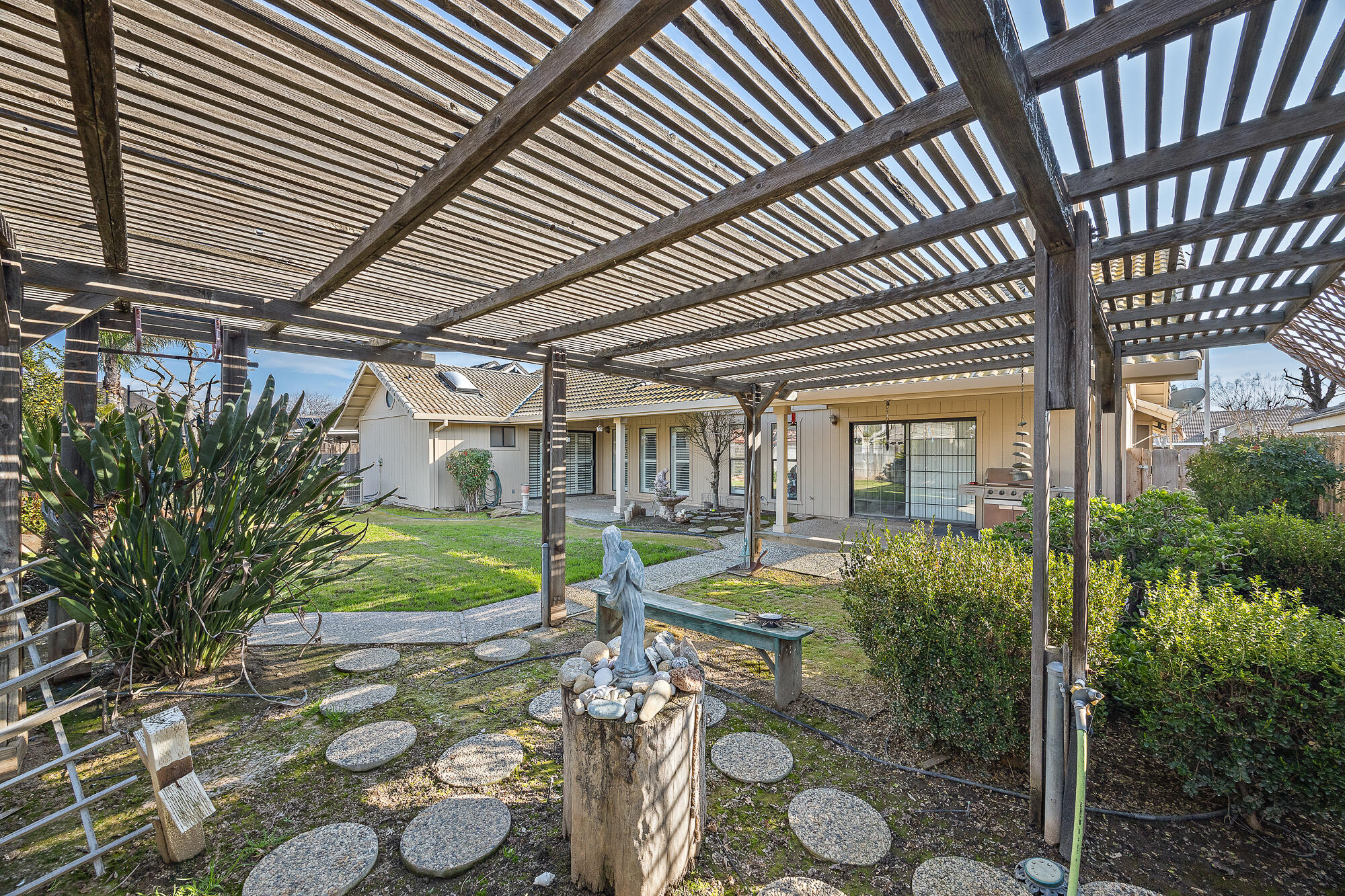 230 W Ash Ave, Hanford, CA 93230