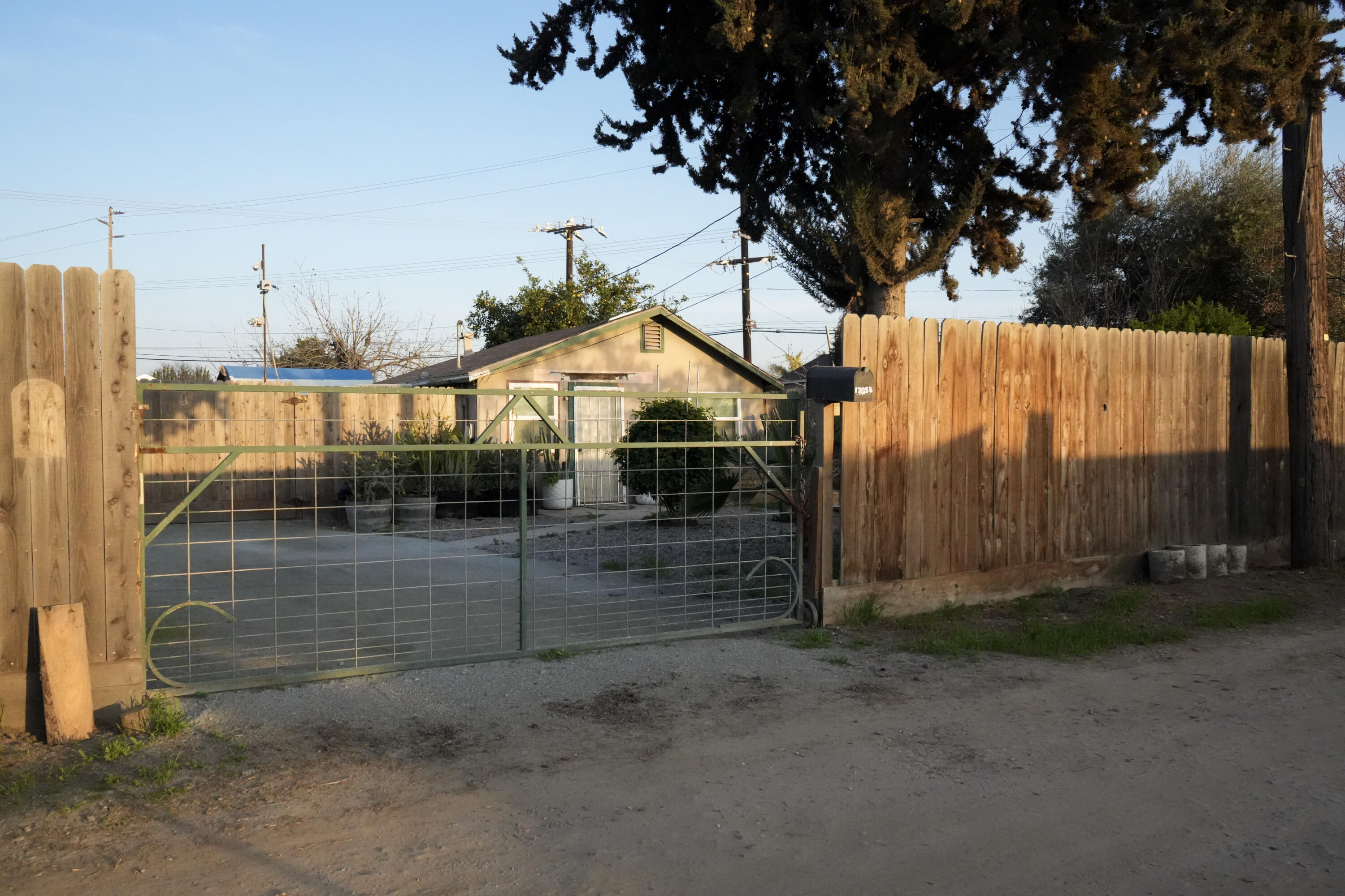 1705 E Foster Dr #B, Tulare, CA 93274