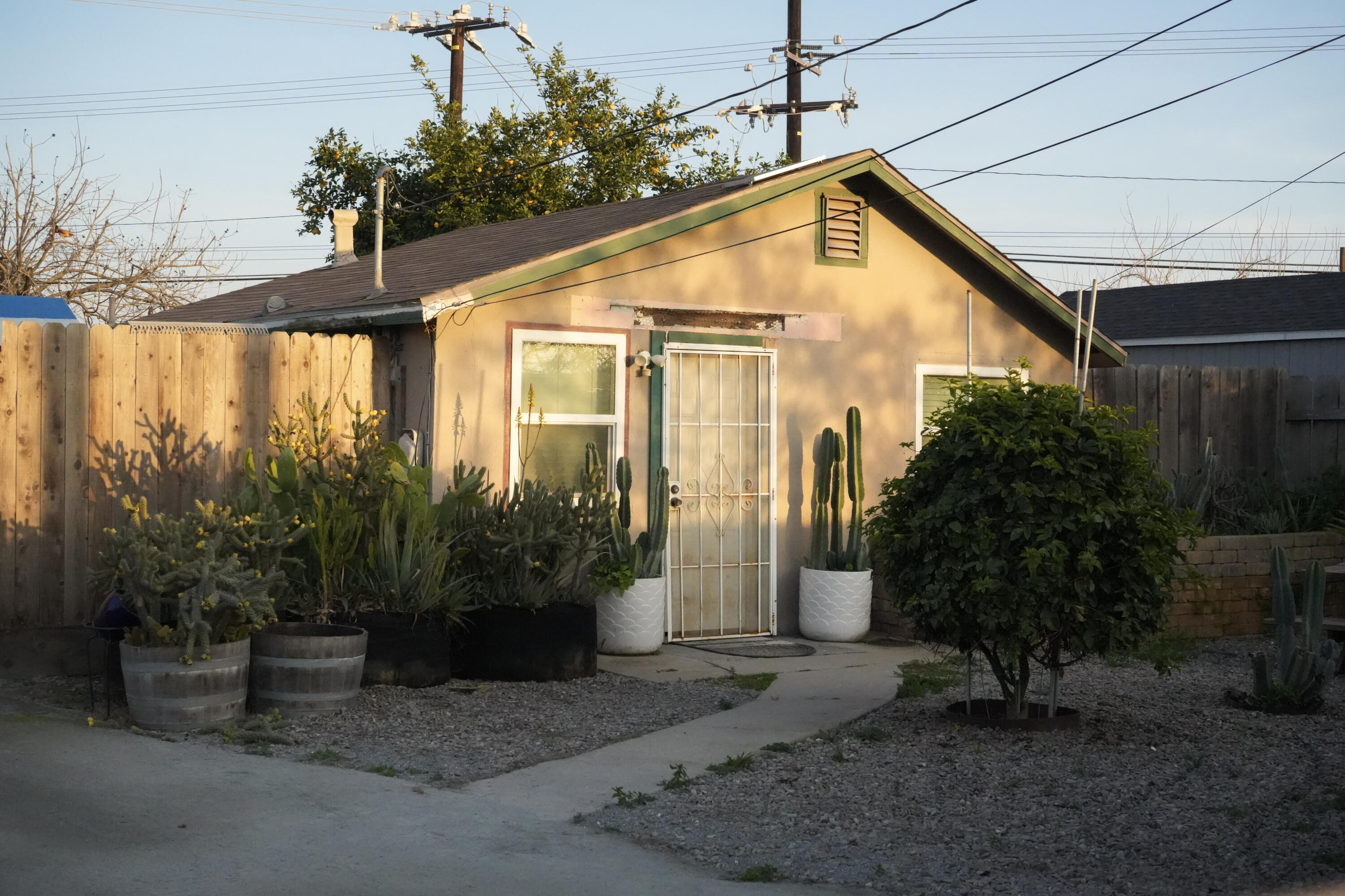 1705 E Foster Dr #B, Tulare, CA 93274