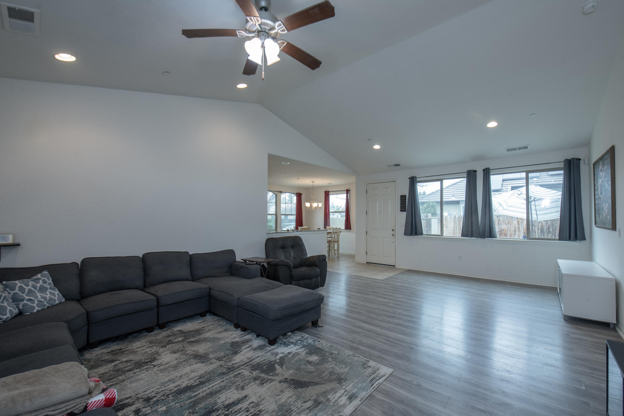 352 S Wind Ct, Visalia, CA 93292