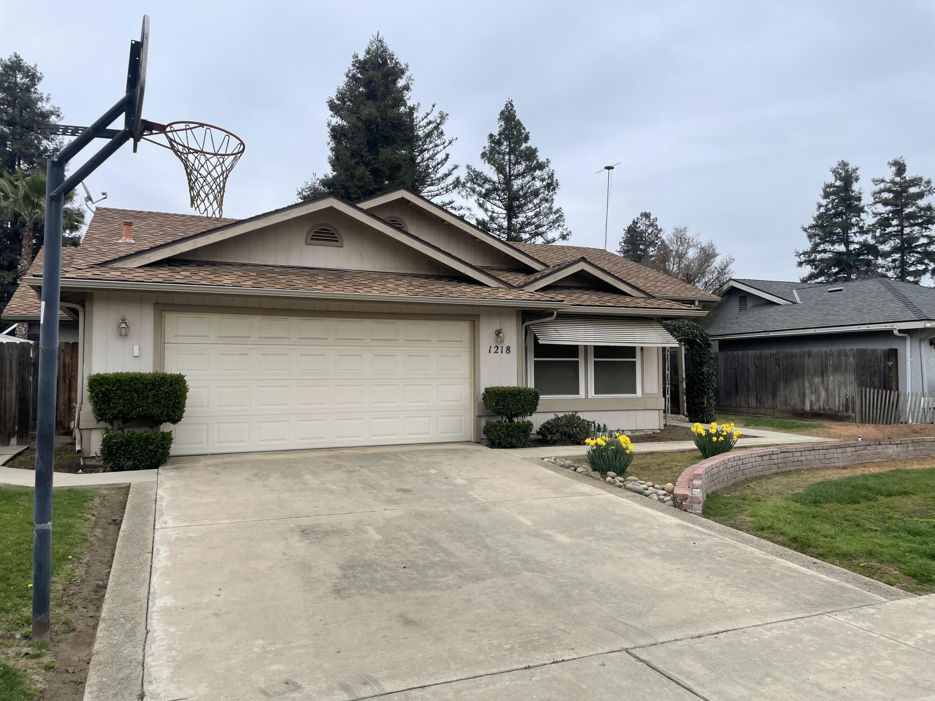 1218 S Parkwood St, Visalia, CA 93277