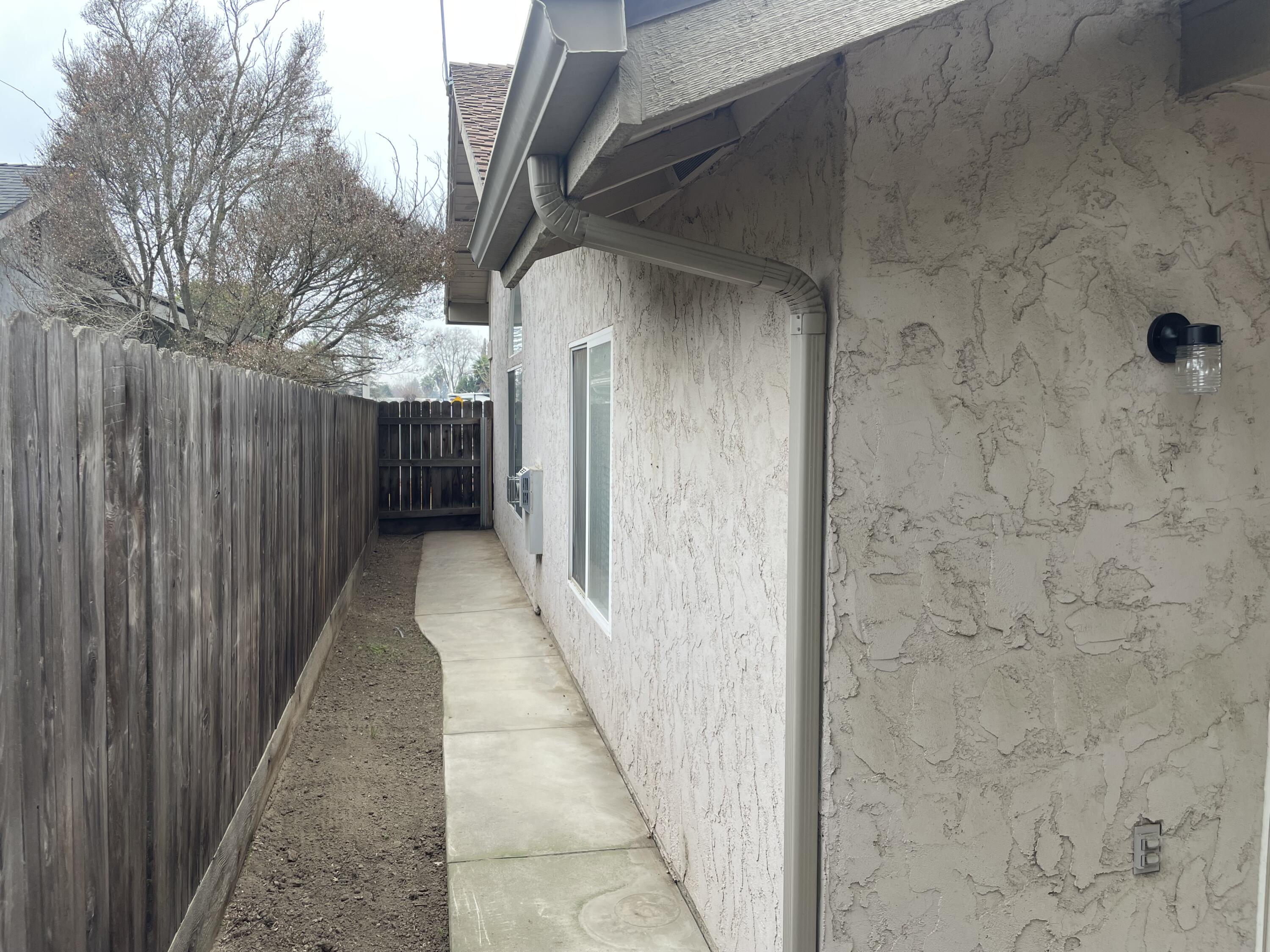 1218 S Parkwood St, Visalia, CA 93277