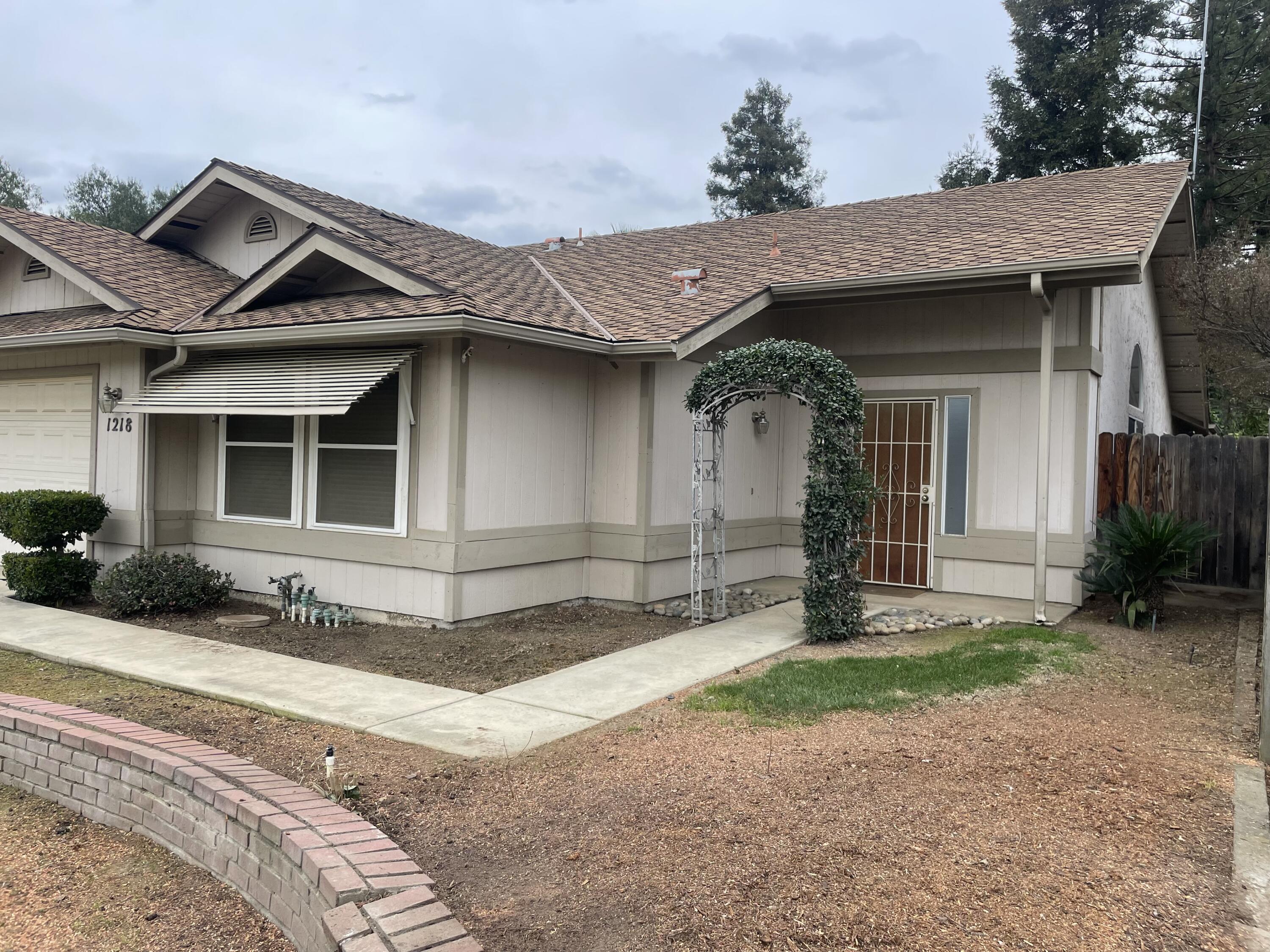 1218 S Parkwood St, Visalia, CA 93277
