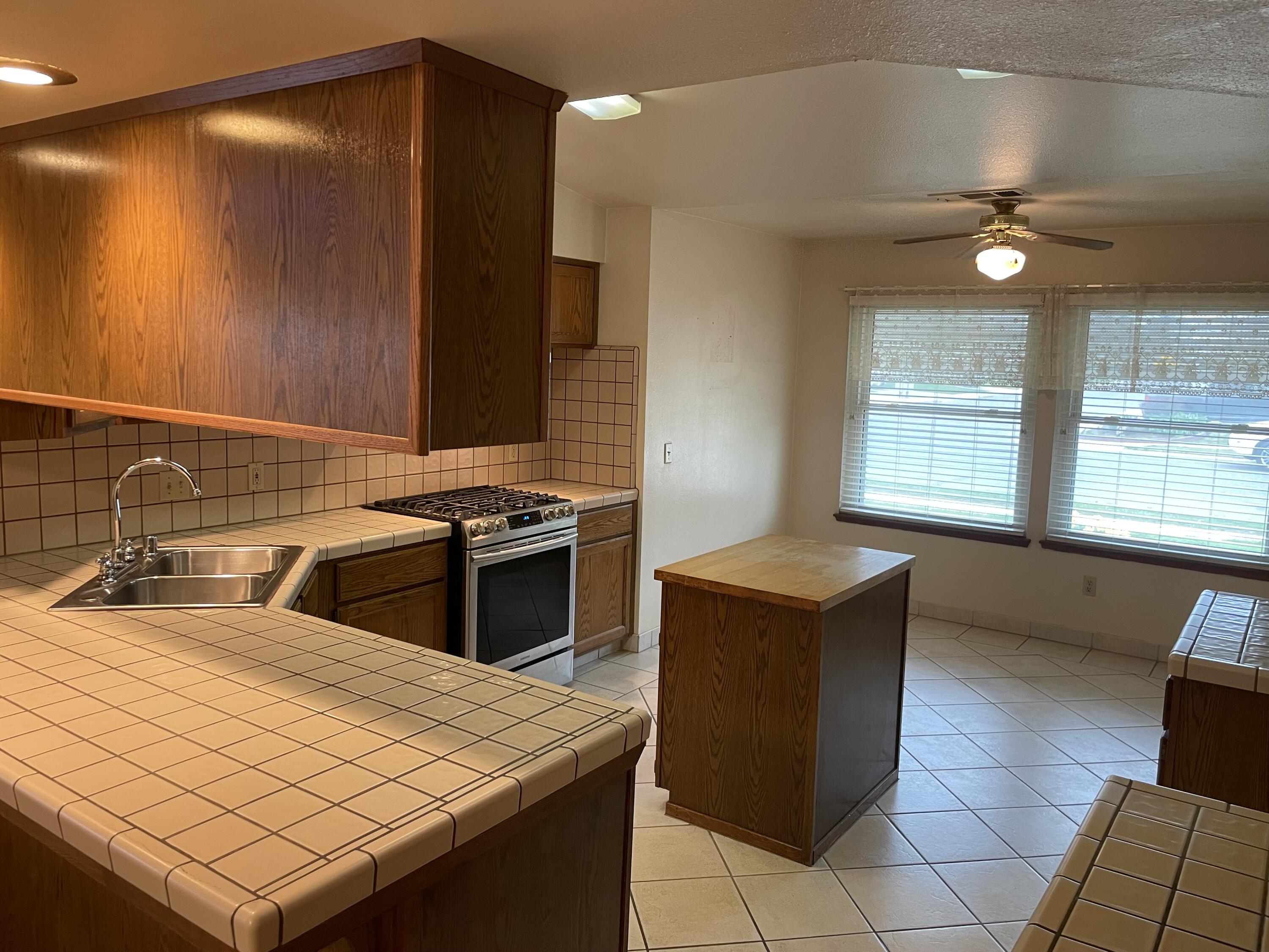 1218 S Parkwood St, Visalia, CA 93277