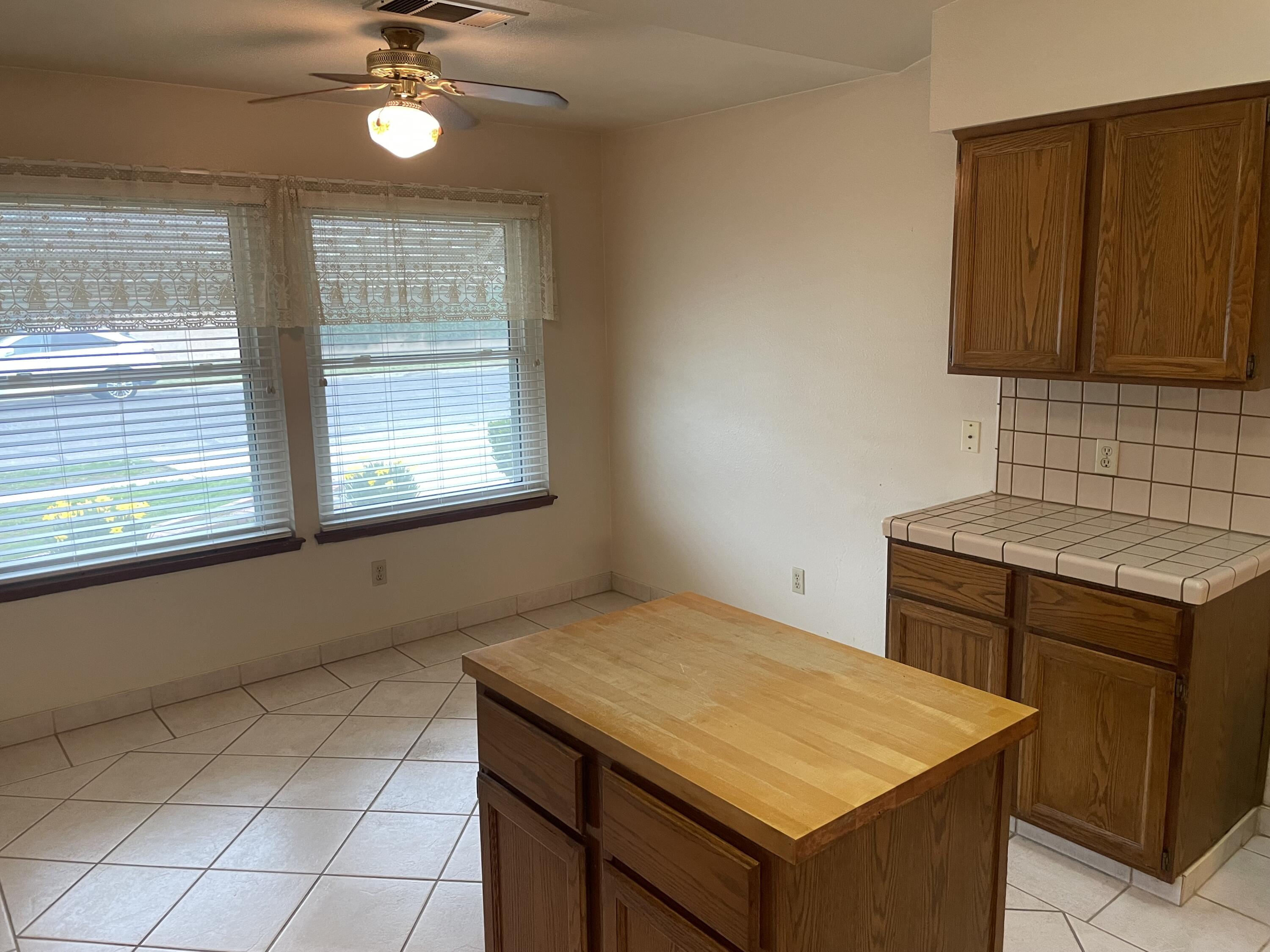 1218 S Parkwood St, Visalia, CA 93277