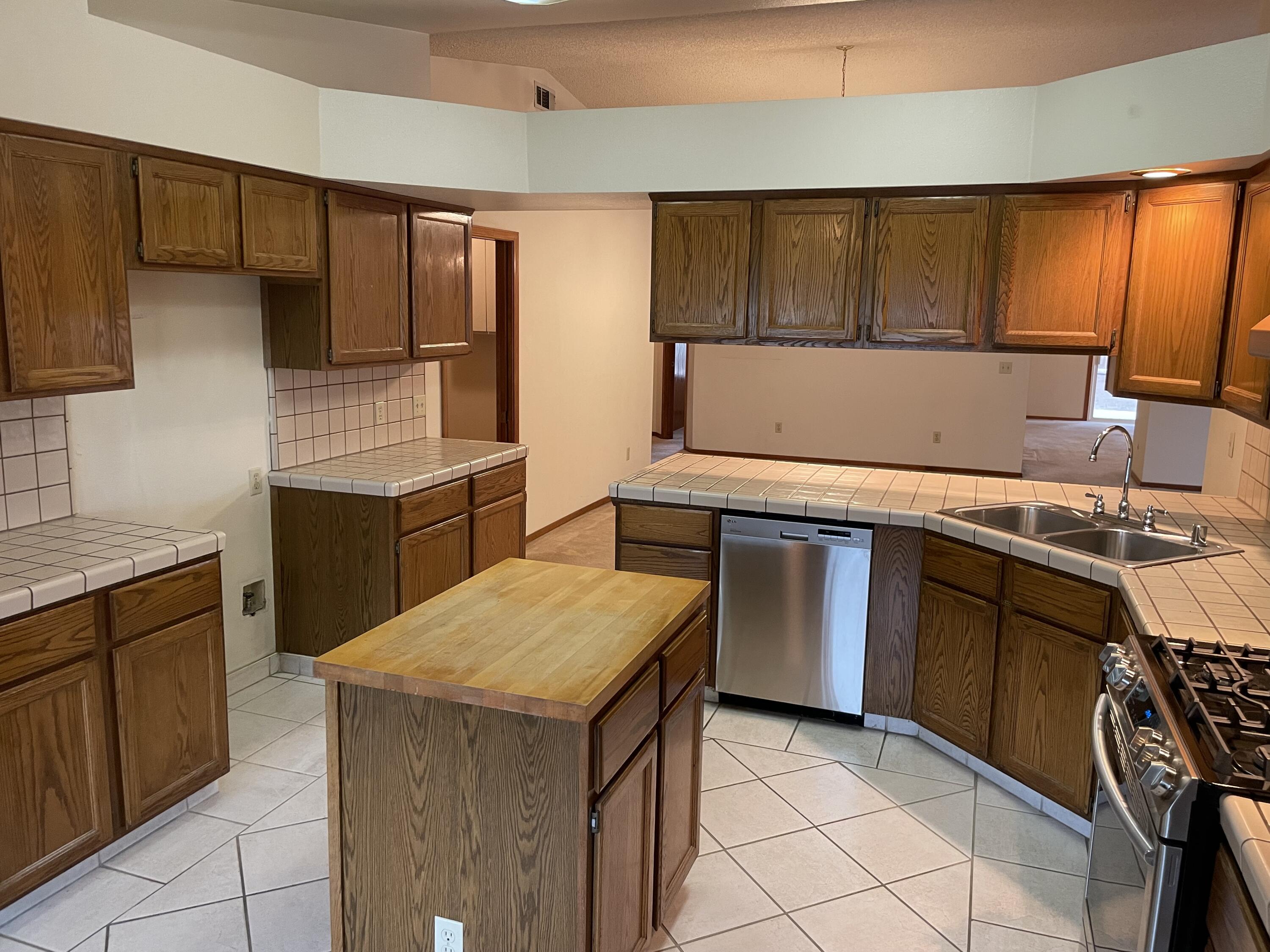 1218 S Parkwood St, Visalia, CA 93277