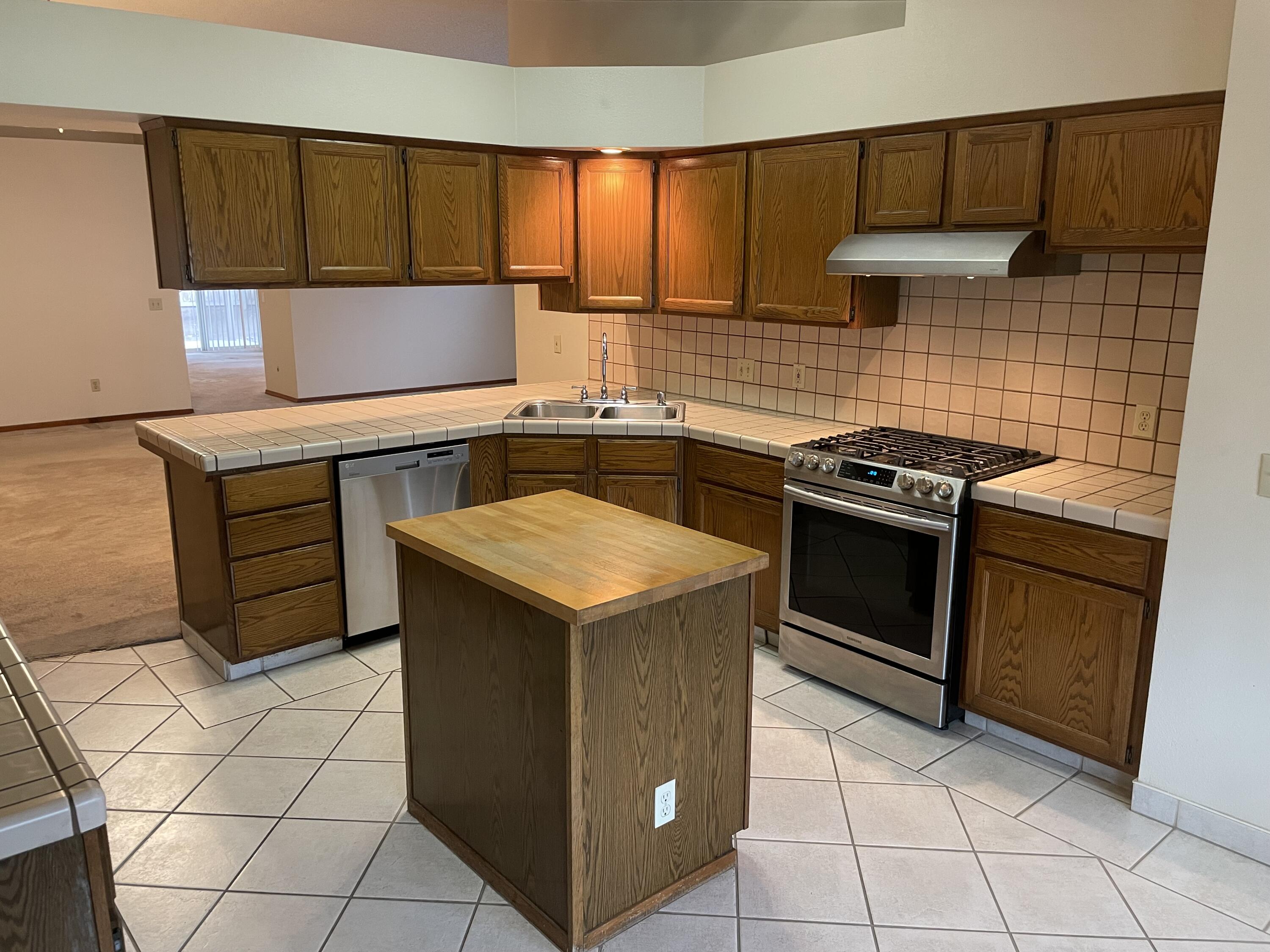 1218 S Parkwood St, Visalia, CA 93277