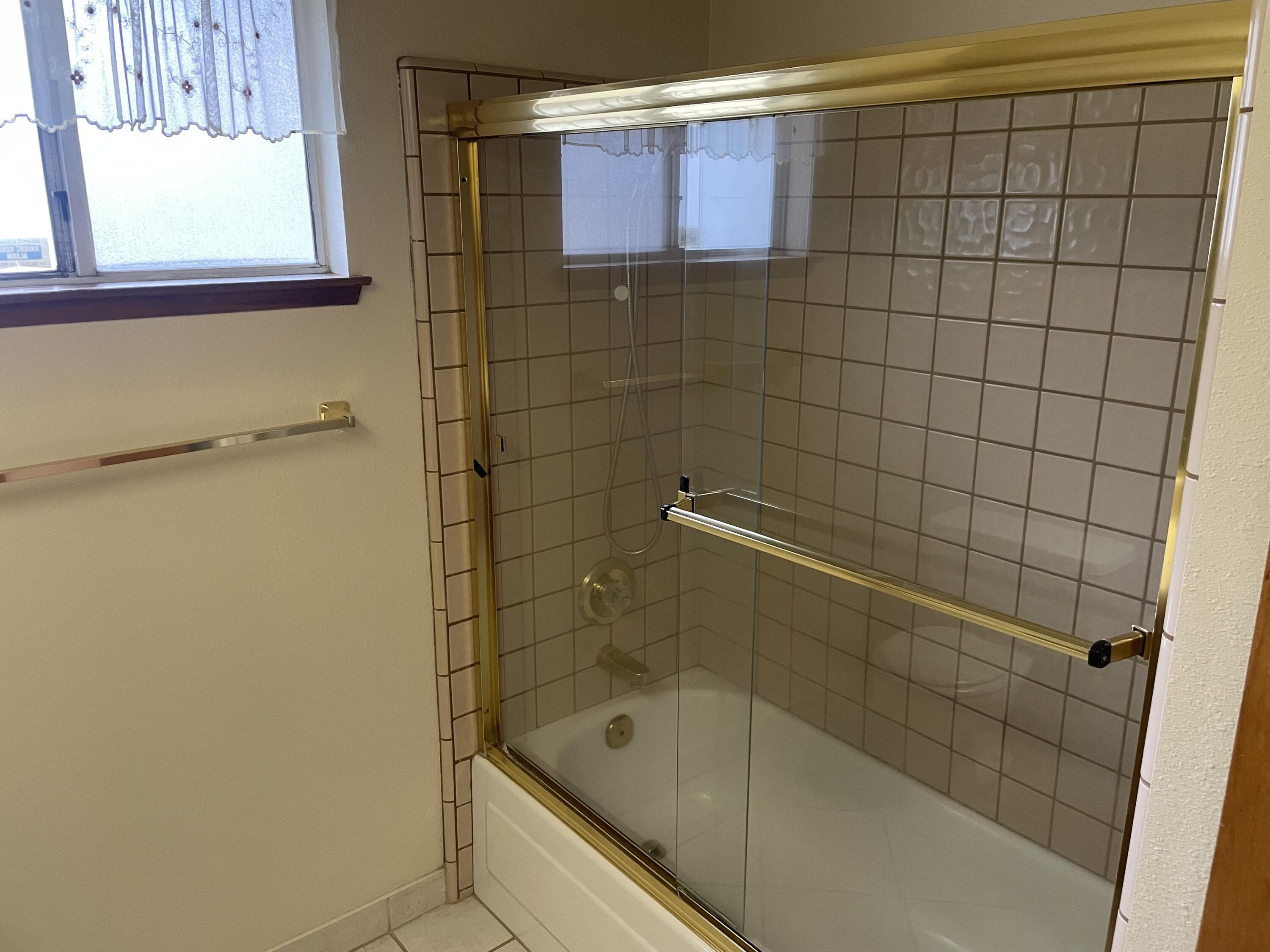 1218 S Parkwood St, Visalia, CA 93277