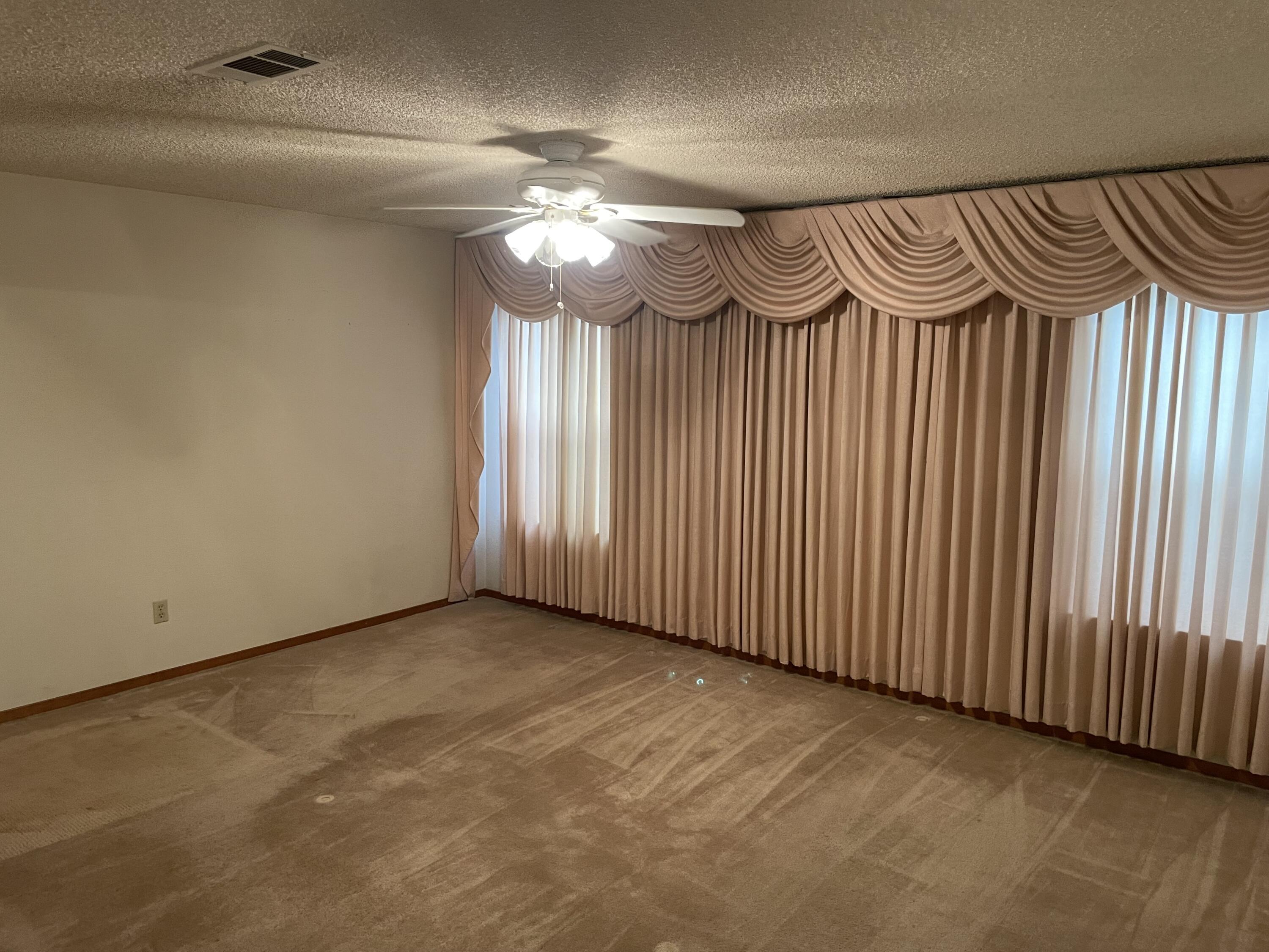 1218 S Parkwood St, Visalia, CA 93277