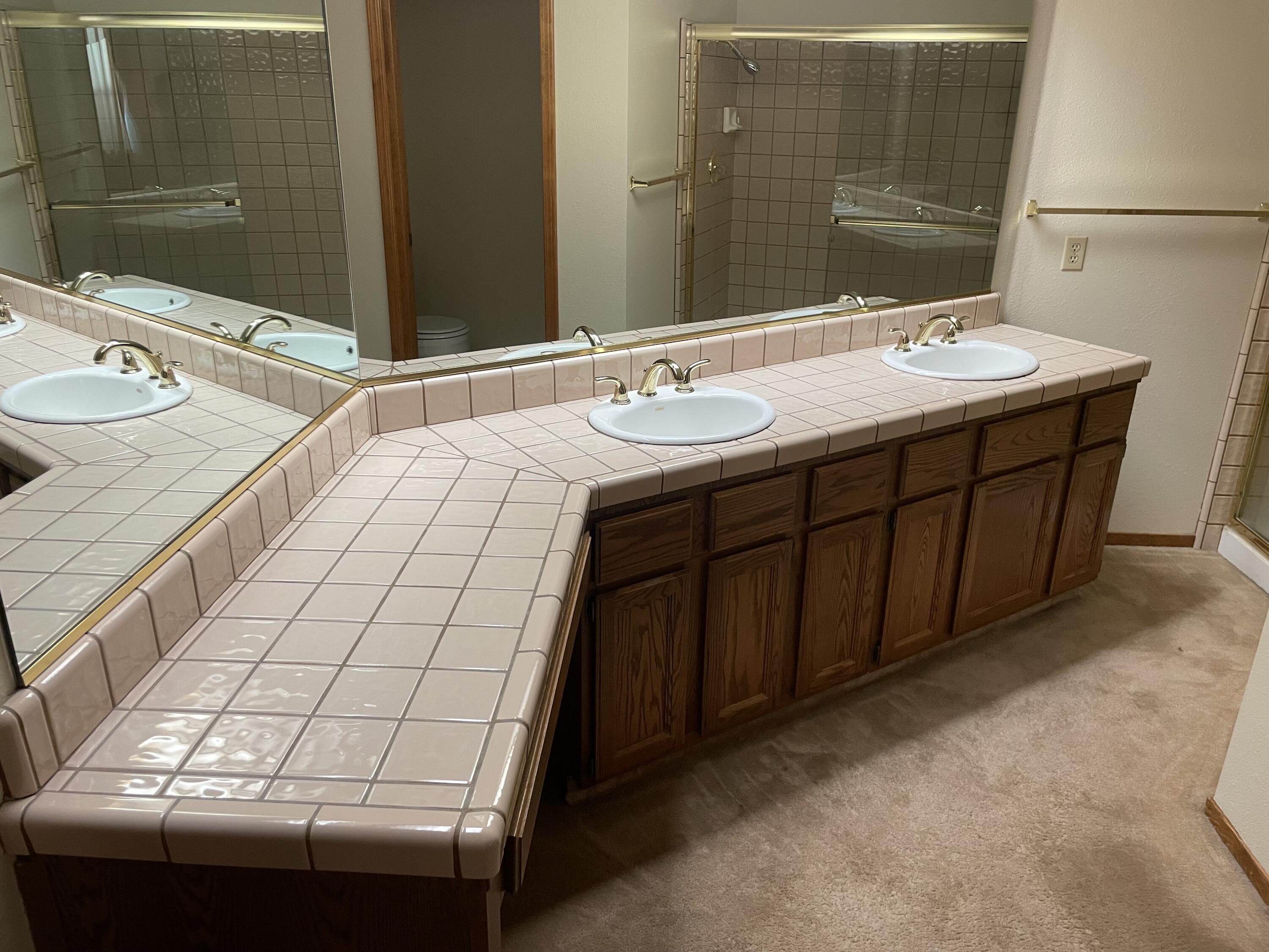 1218 S Parkwood St, Visalia, CA 93277