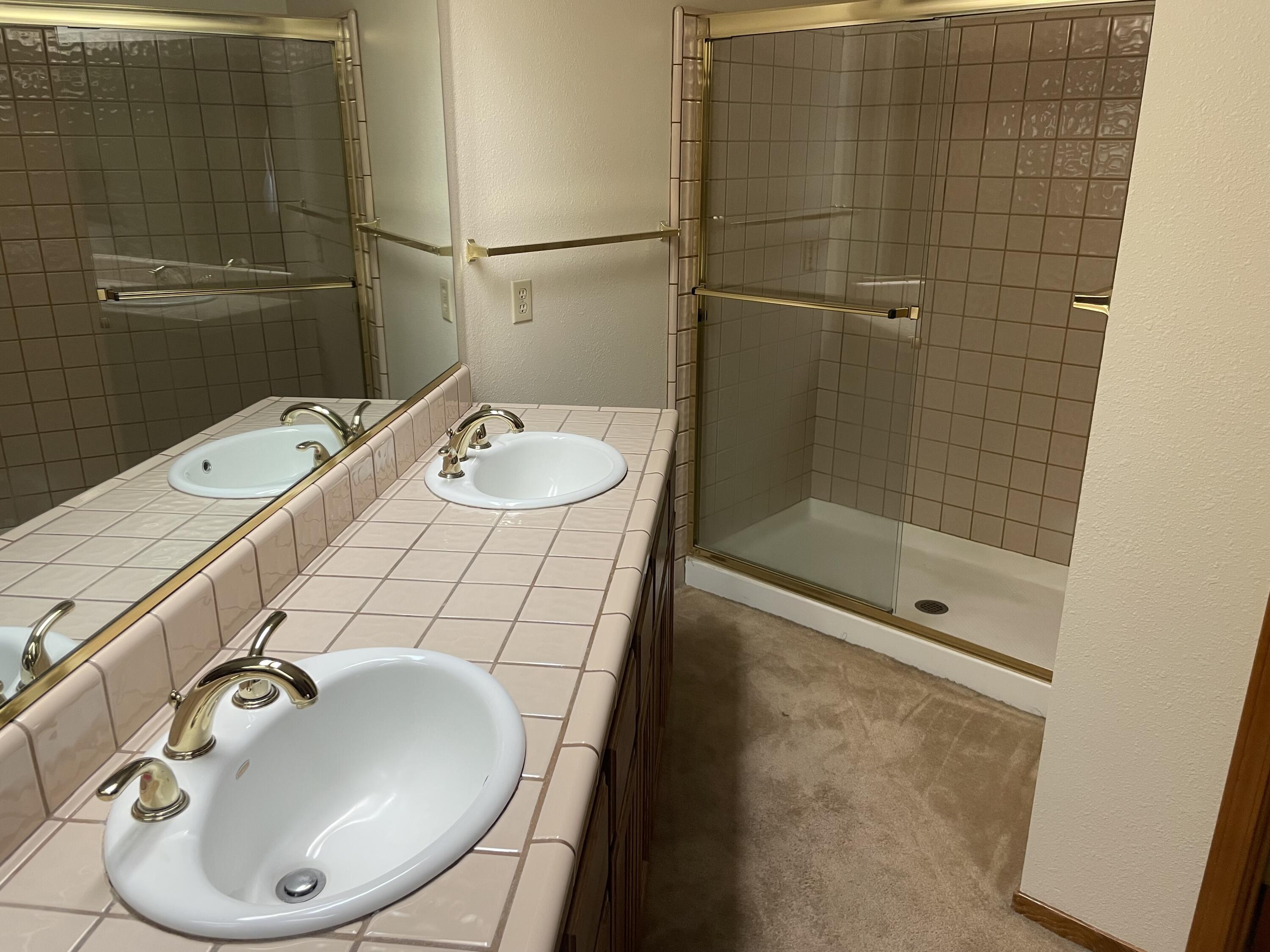 1218 S Parkwood St, Visalia, CA 93277