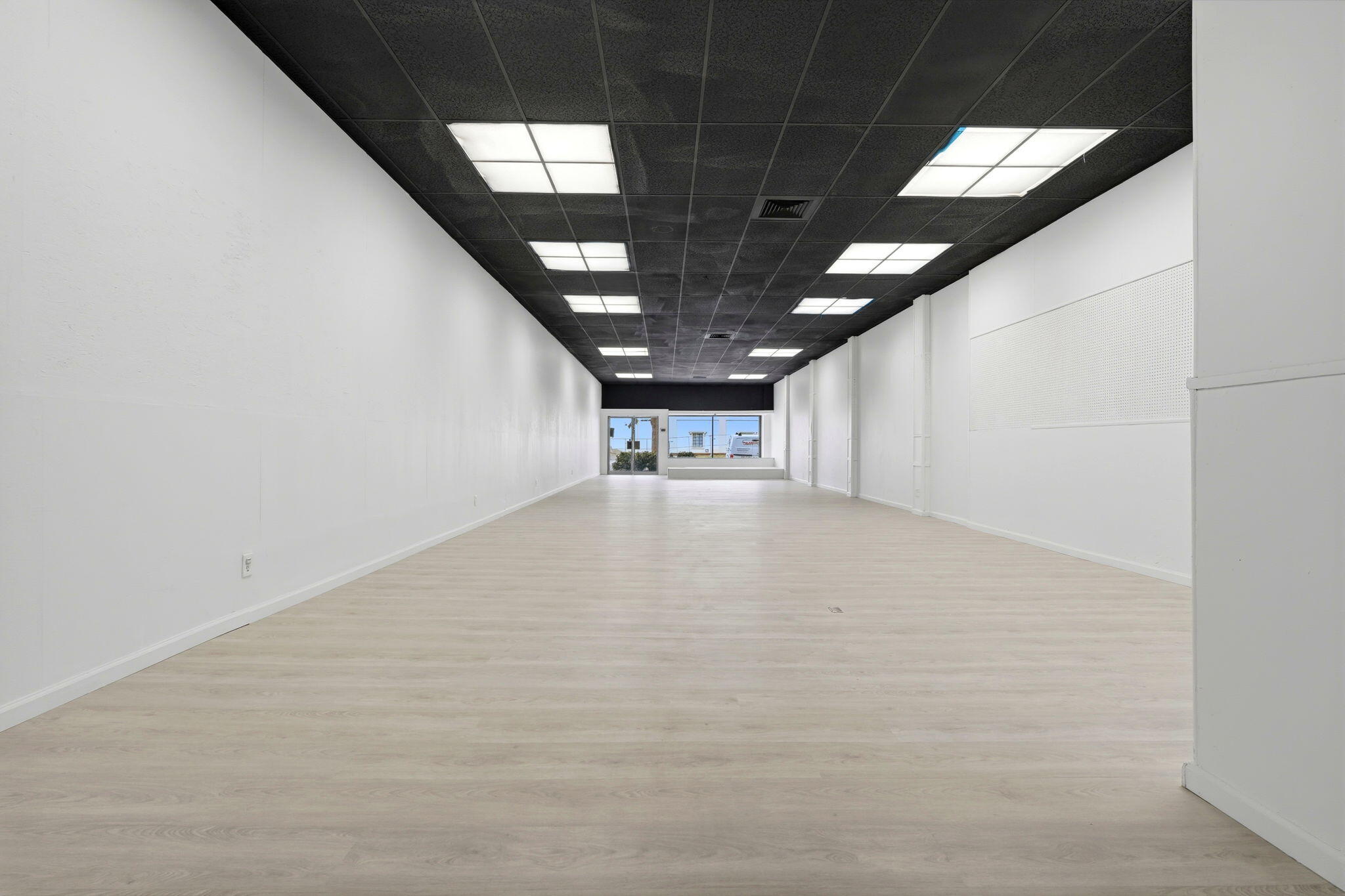 135 E Tulare Ave, Tulare, CA 93274