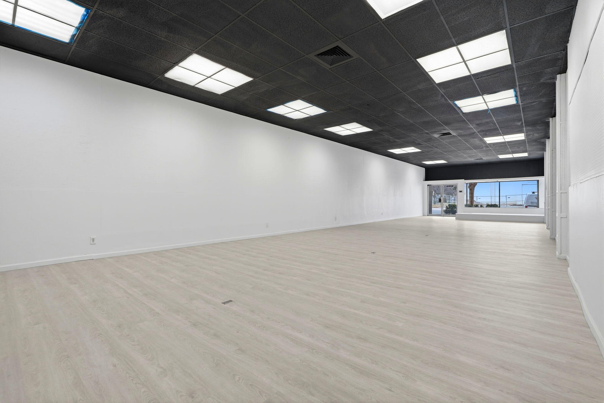 135 E Tulare Ave, Tulare, CA 93274