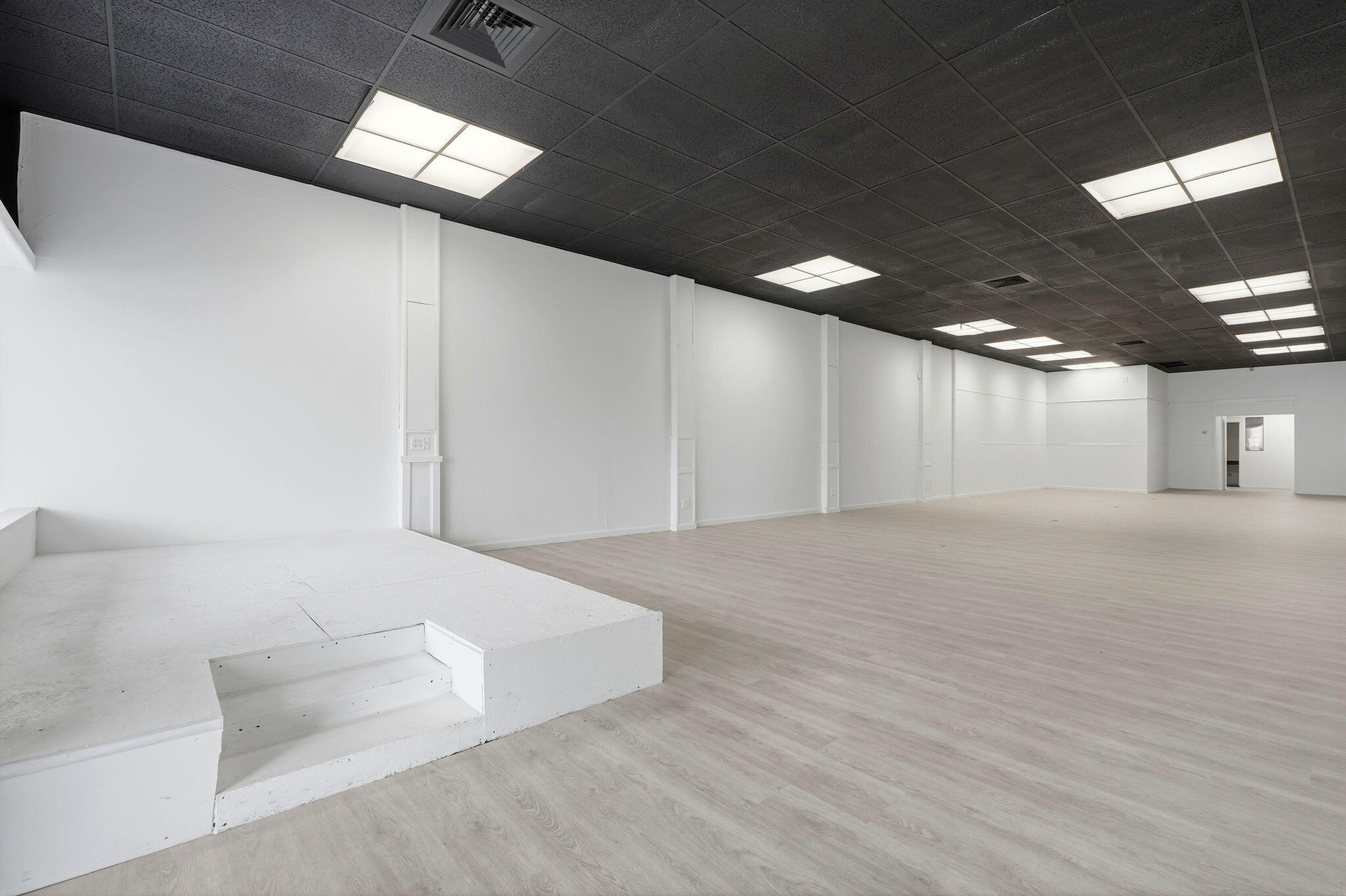 135 E Tulare Ave, Tulare, CA 93274