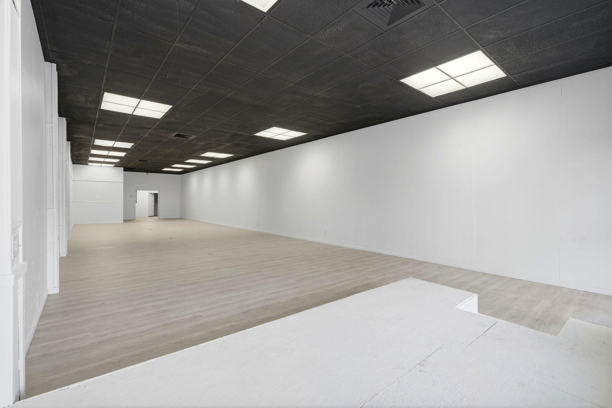 135 E Tulare Ave, Tulare, CA 93274