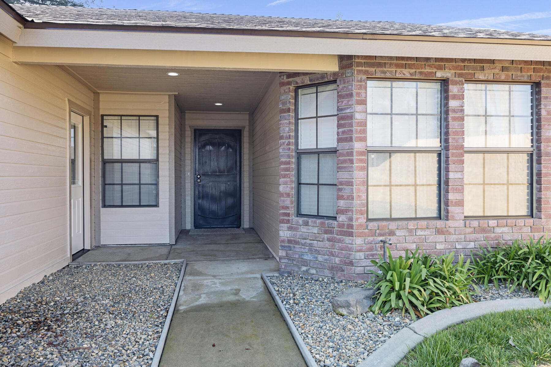 1931 S West Ct, Visalia, CA 93277