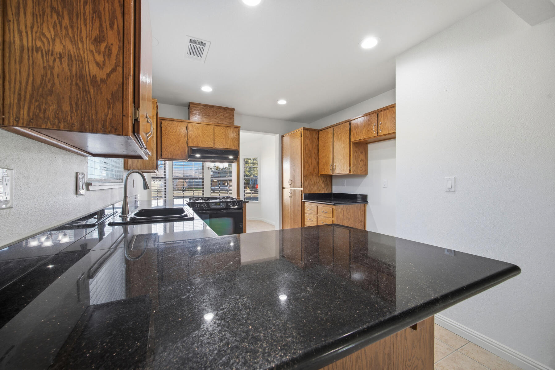 1931 S West Ct, Visalia, CA 93277