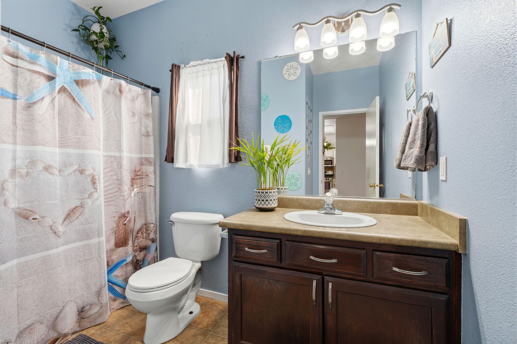 834 W W James Ct, Visalia, CA 93277