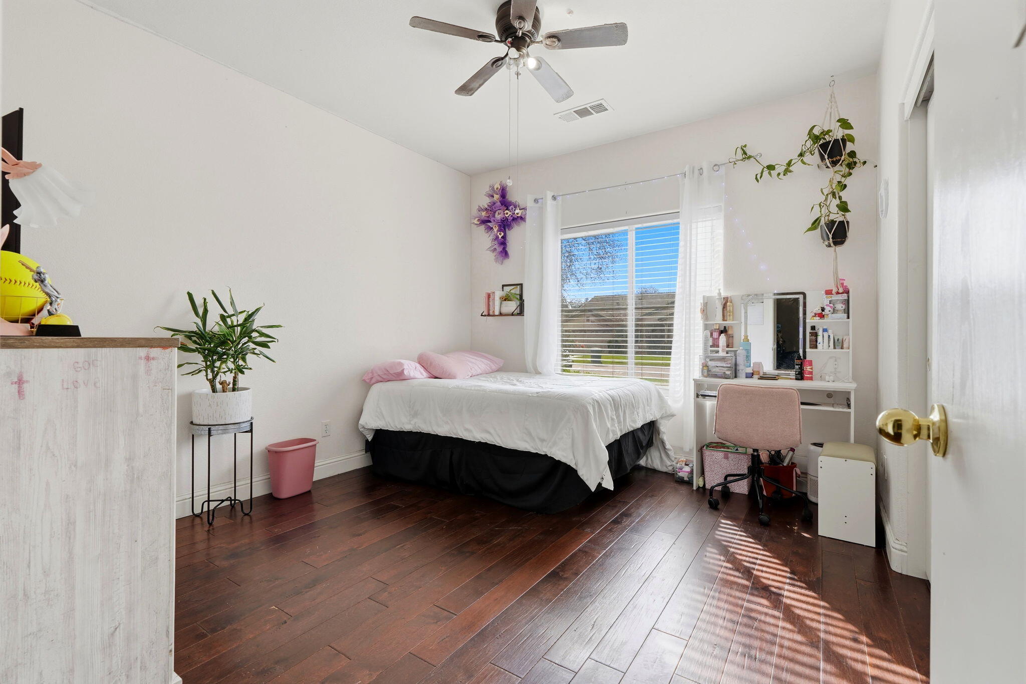 834 W W James Ct, Visalia, CA 93277