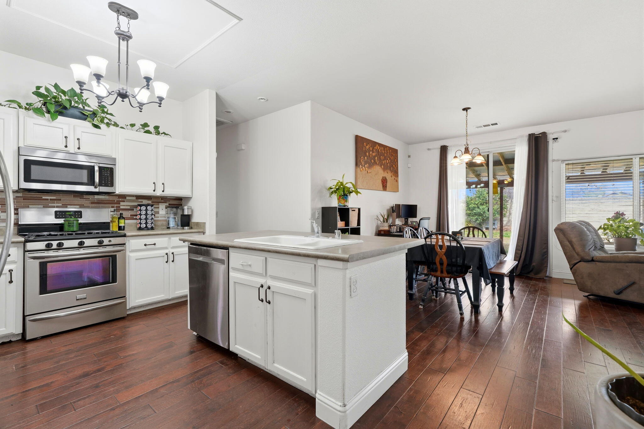 834 W W James Ct, Visalia, CA 93277