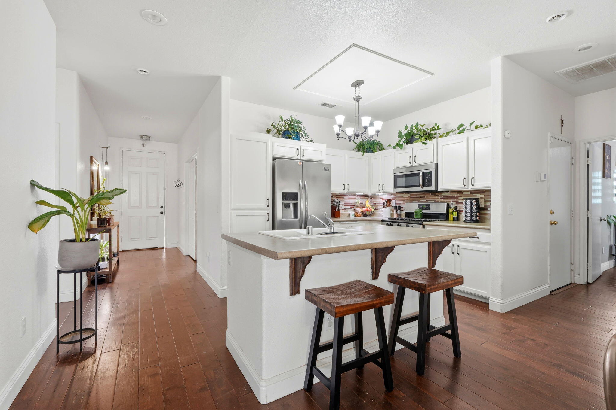 834 W W James Ct, Visalia, CA 93277