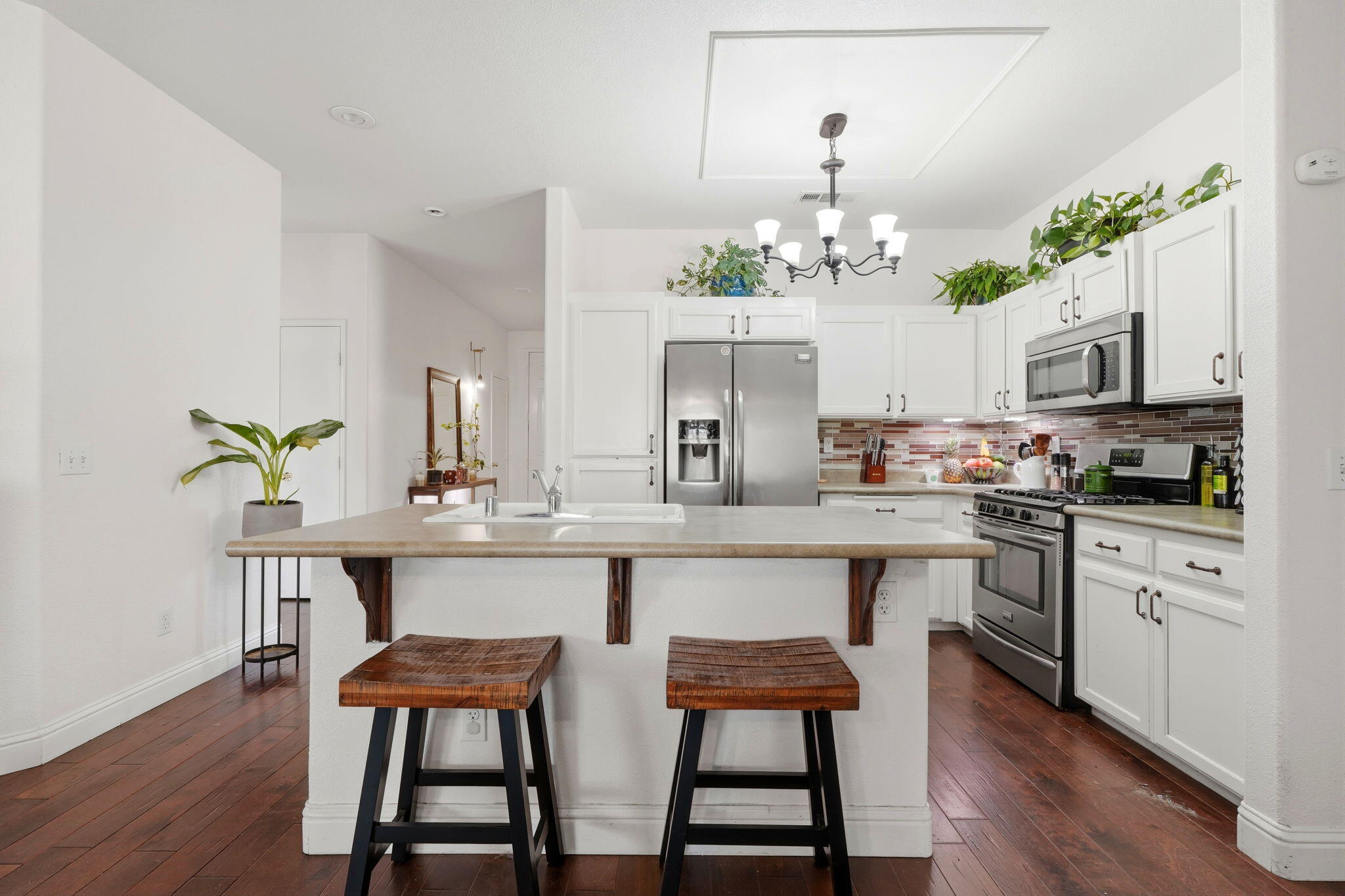 834 W W James Ct, Visalia, CA 93277