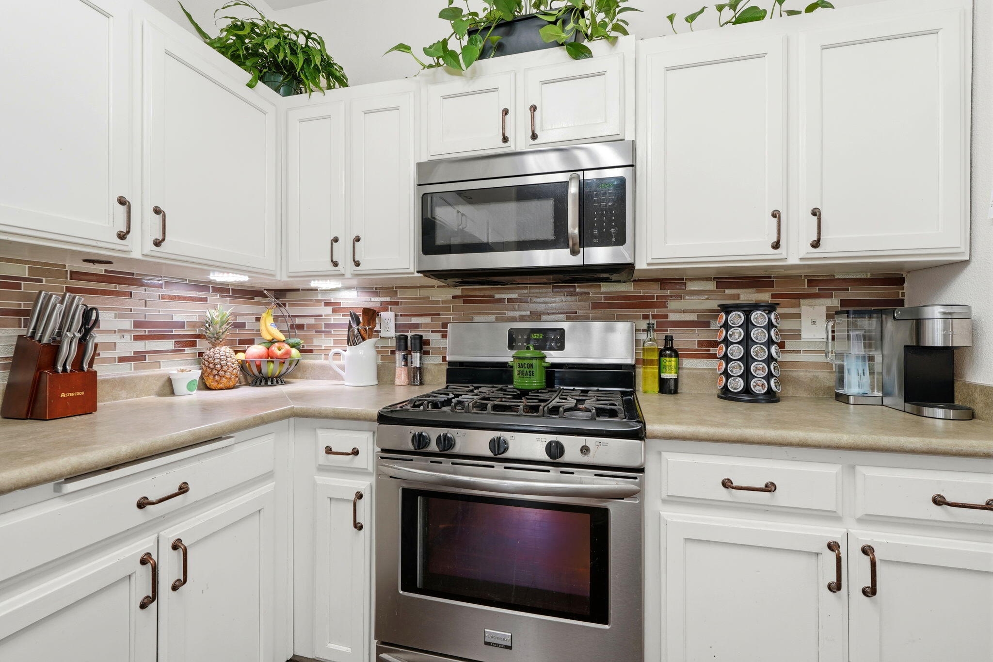 834 W W James Ct, Visalia, CA 93277