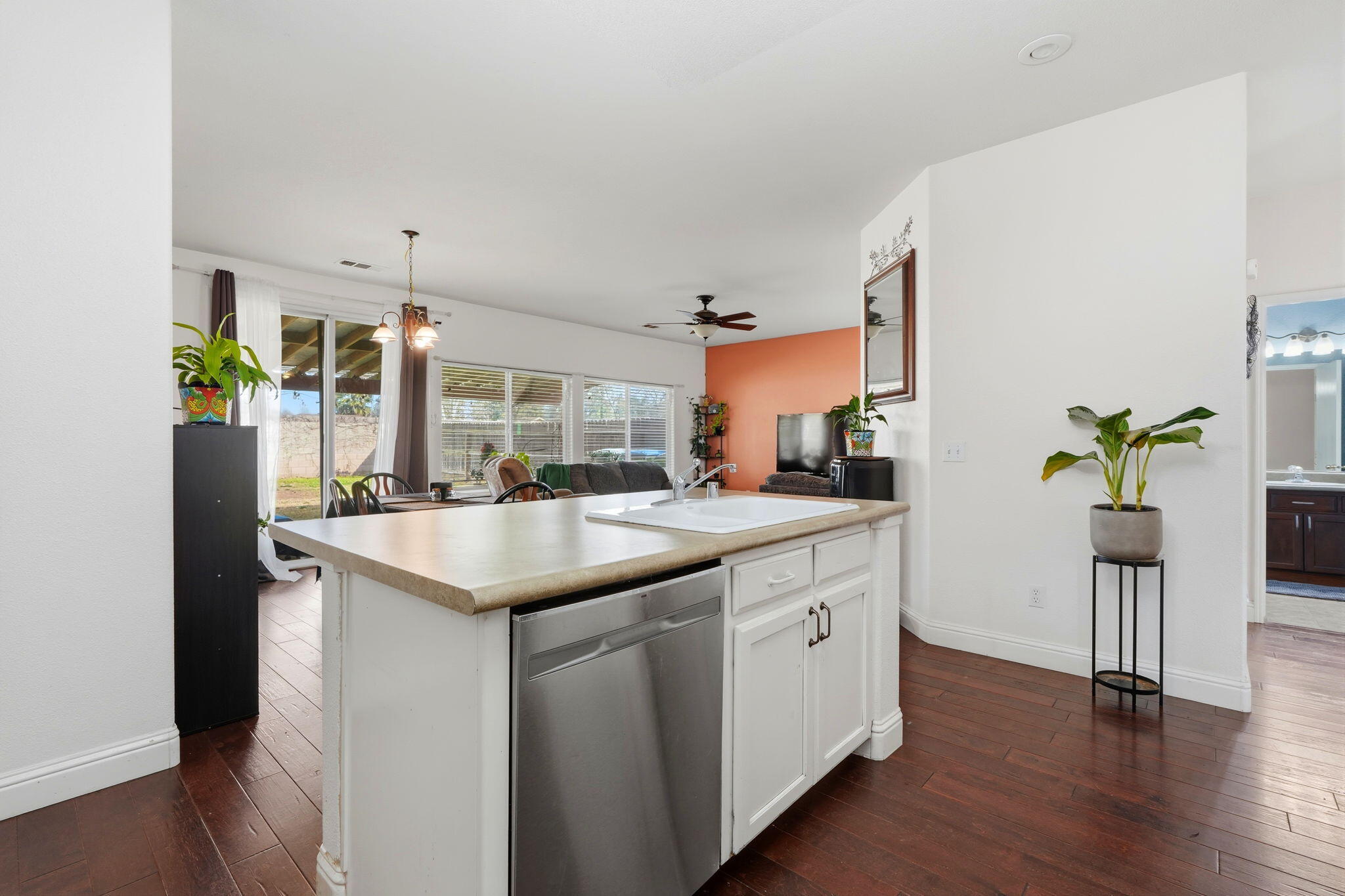 834 W W James Ct, Visalia, CA 93277