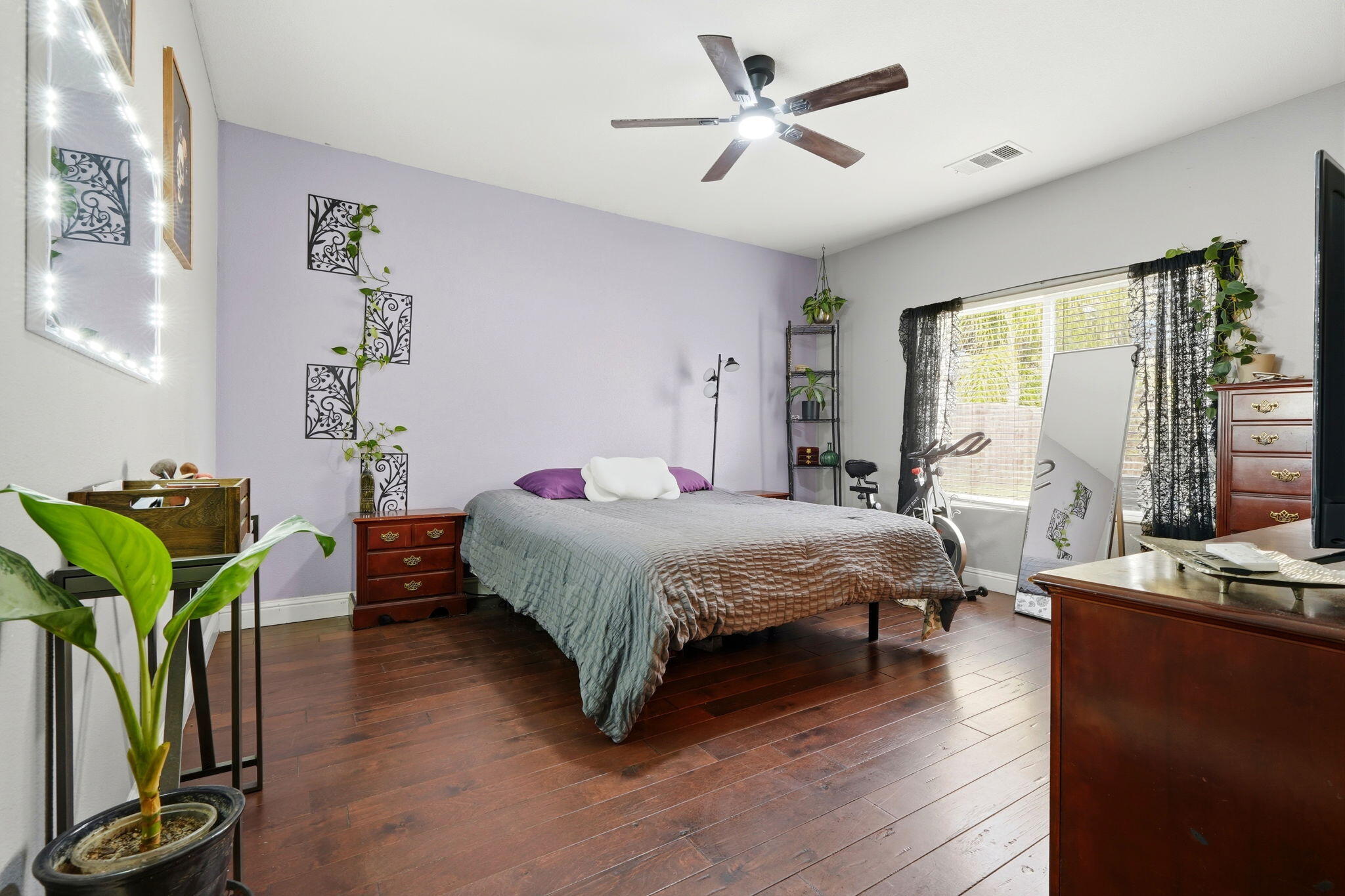 834 W W James Ct, Visalia, CA 93277