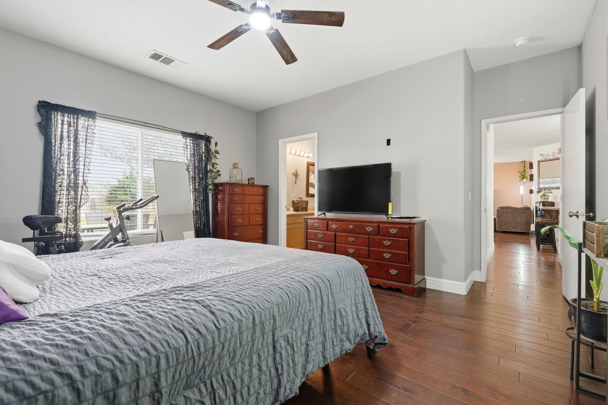 834 W W James Ct, Visalia, CA 93277