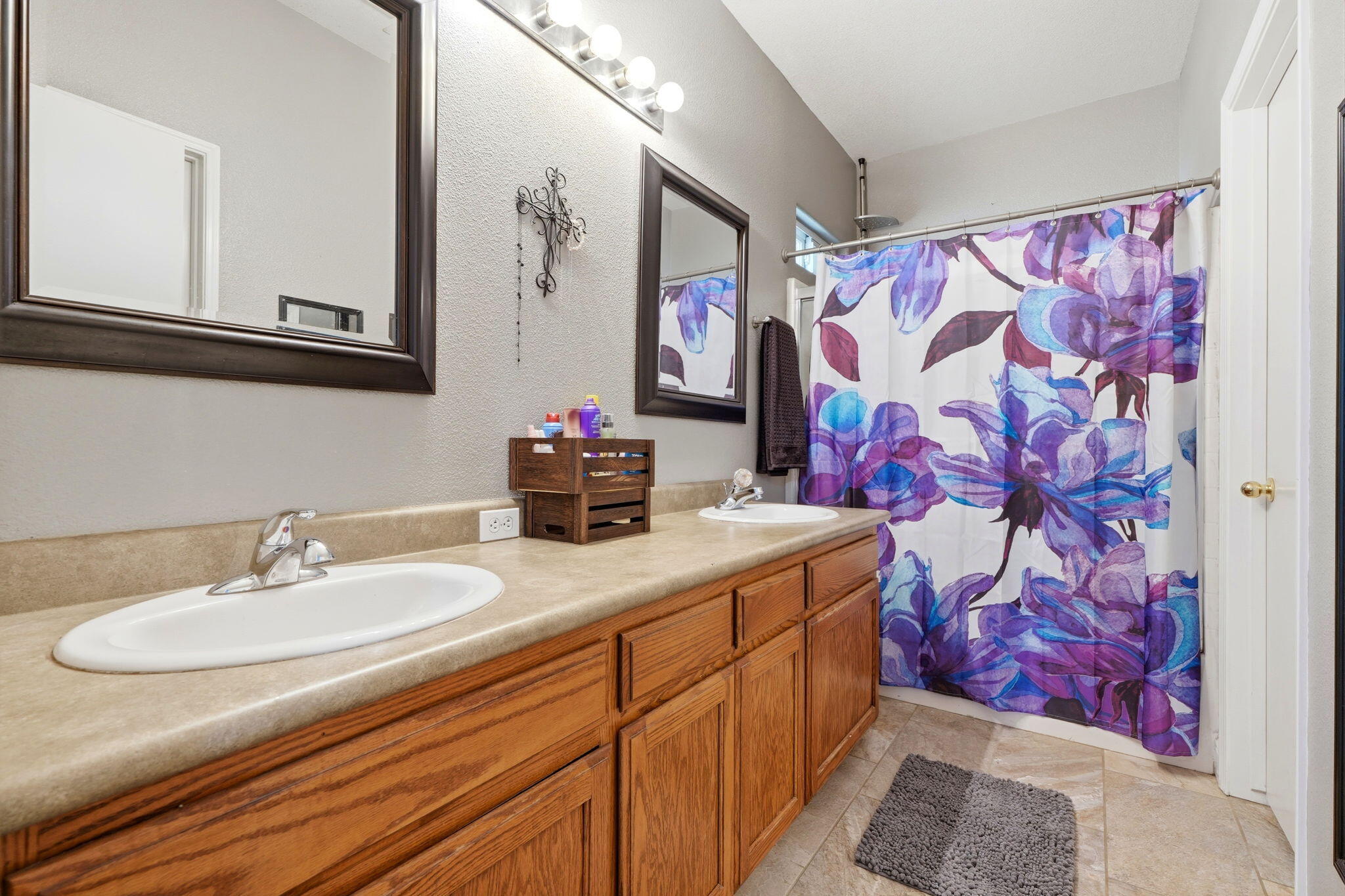 834 W W James Ct, Visalia, CA 93277