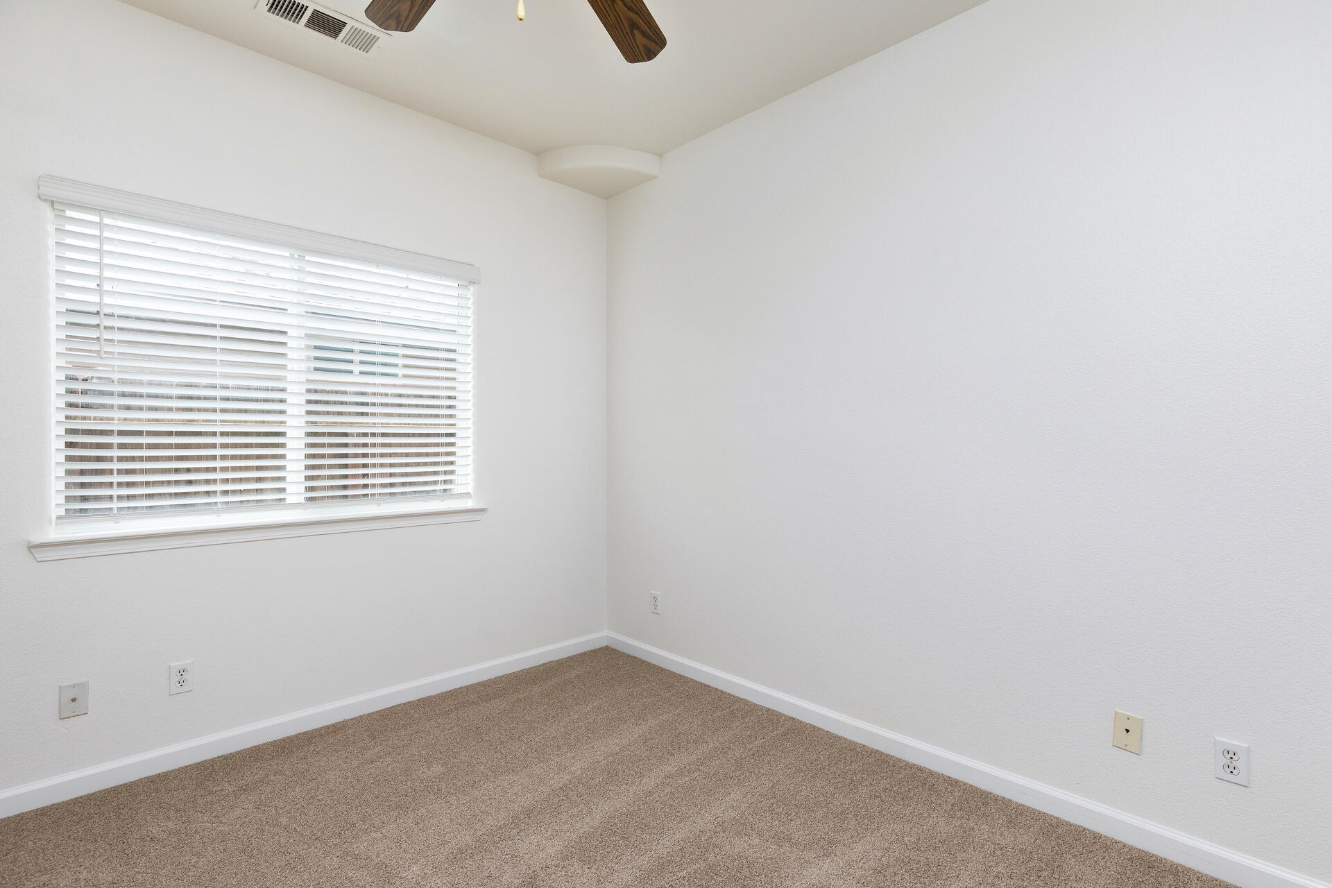 1847 E Lauren Ave, Dinuba, CA 93618