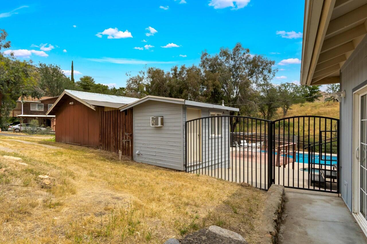 35228 Lenard Rd, Springville, CA 93265