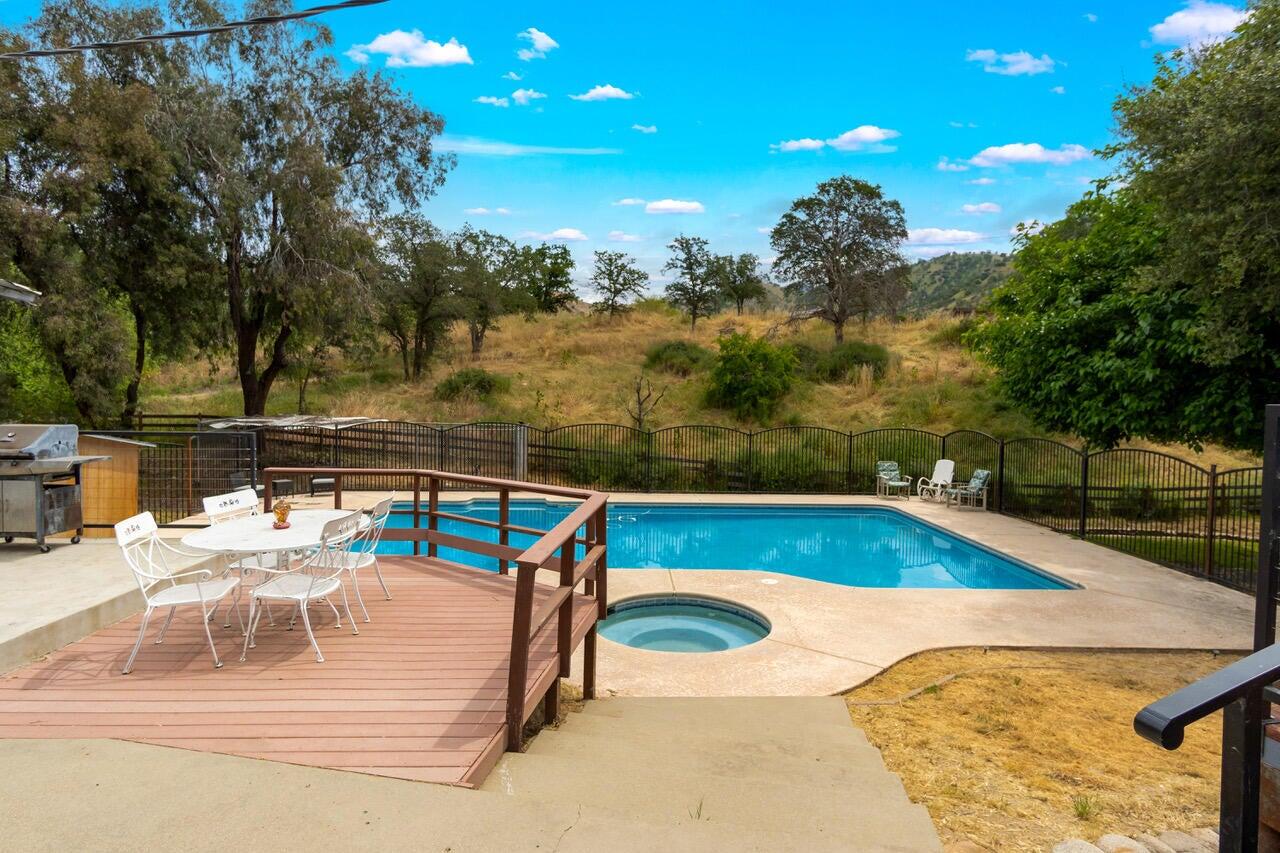 35228 Lenard Rd, Springville, CA 93265