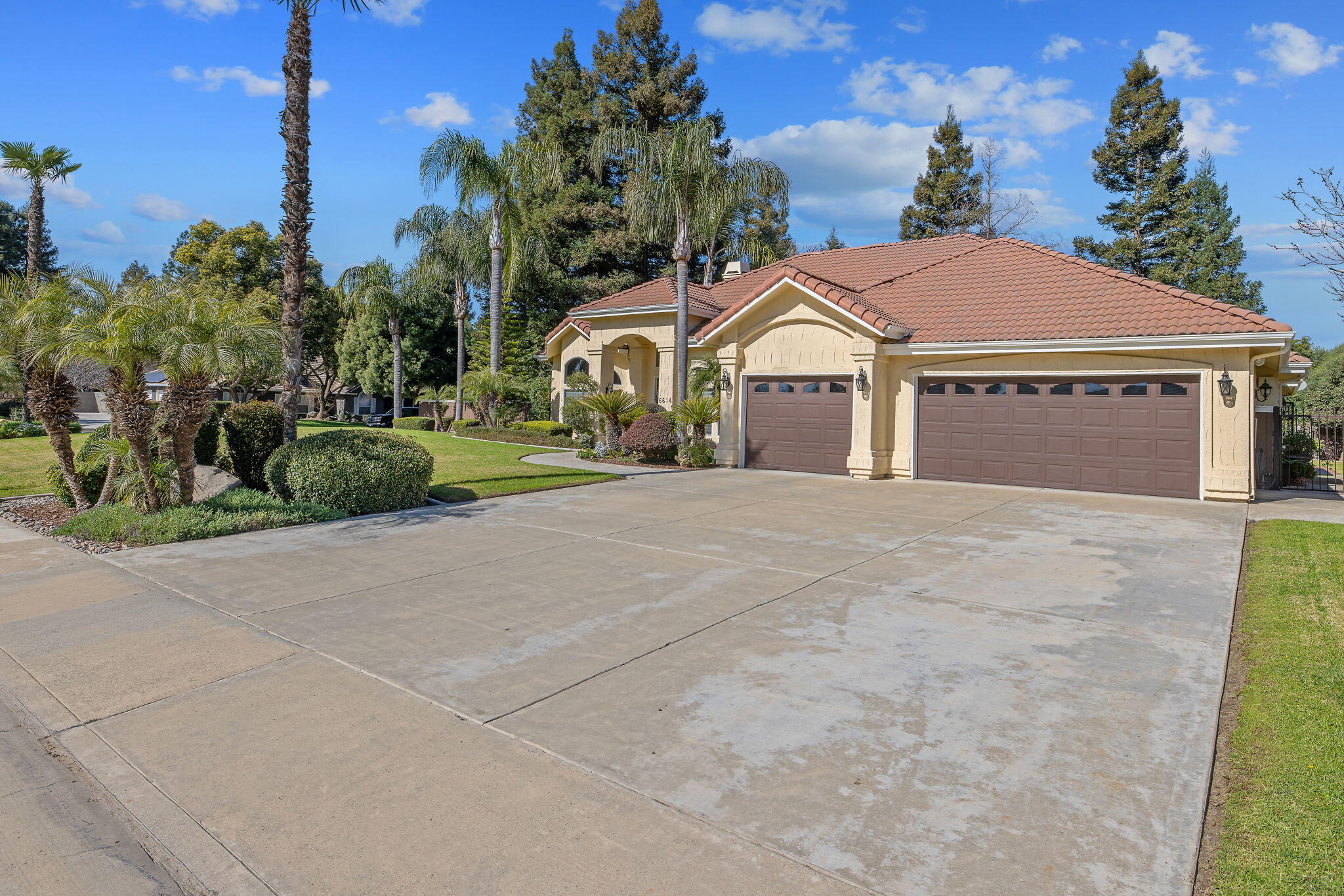 6614 W Vassar Ave, Visalia, CA 93277