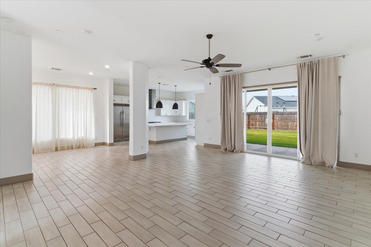 434 E Tyler Ct, Visalia, CA 93291