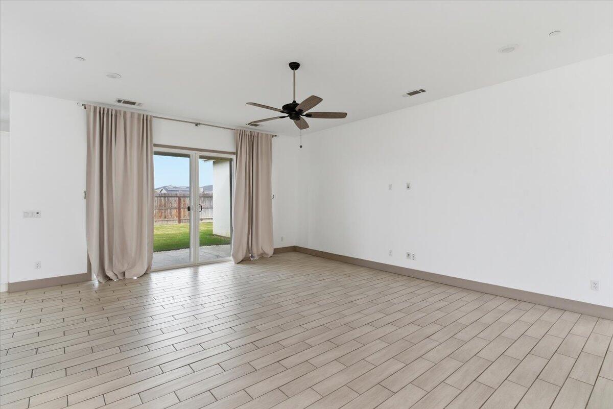 434 E Tyler Ct, Visalia, CA 93291