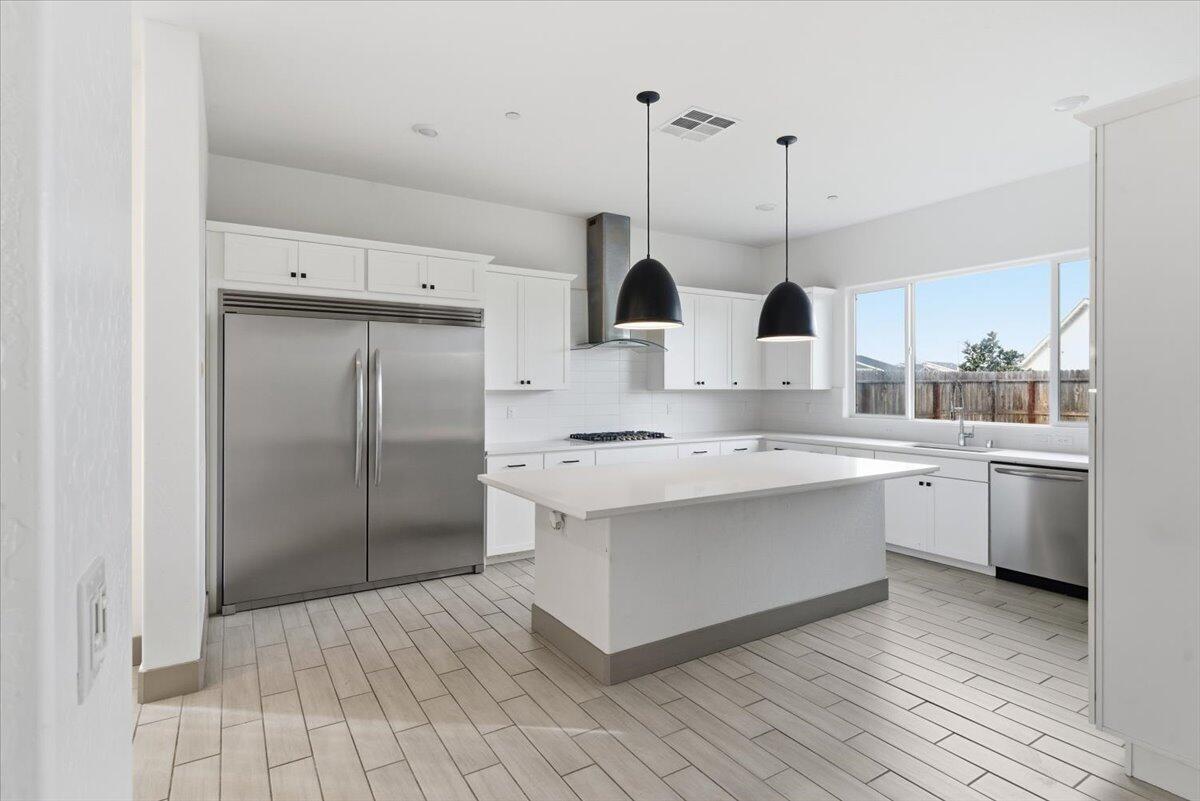 434 E Tyler Ct, Visalia, CA 93291