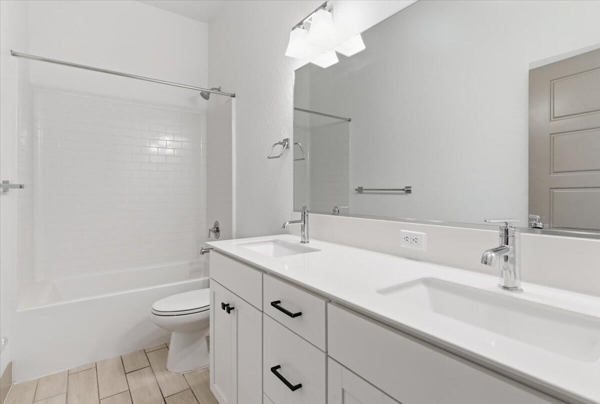 434 E Tyler Ct, Visalia, CA 93291