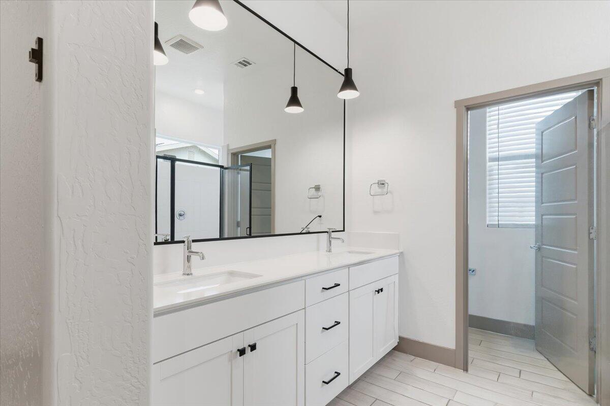 434 E Tyler Ct, Visalia, CA 93291