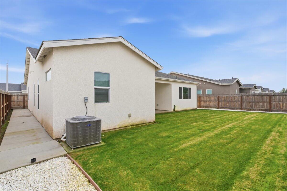 434 E Tyler Ct, Visalia, CA 93291