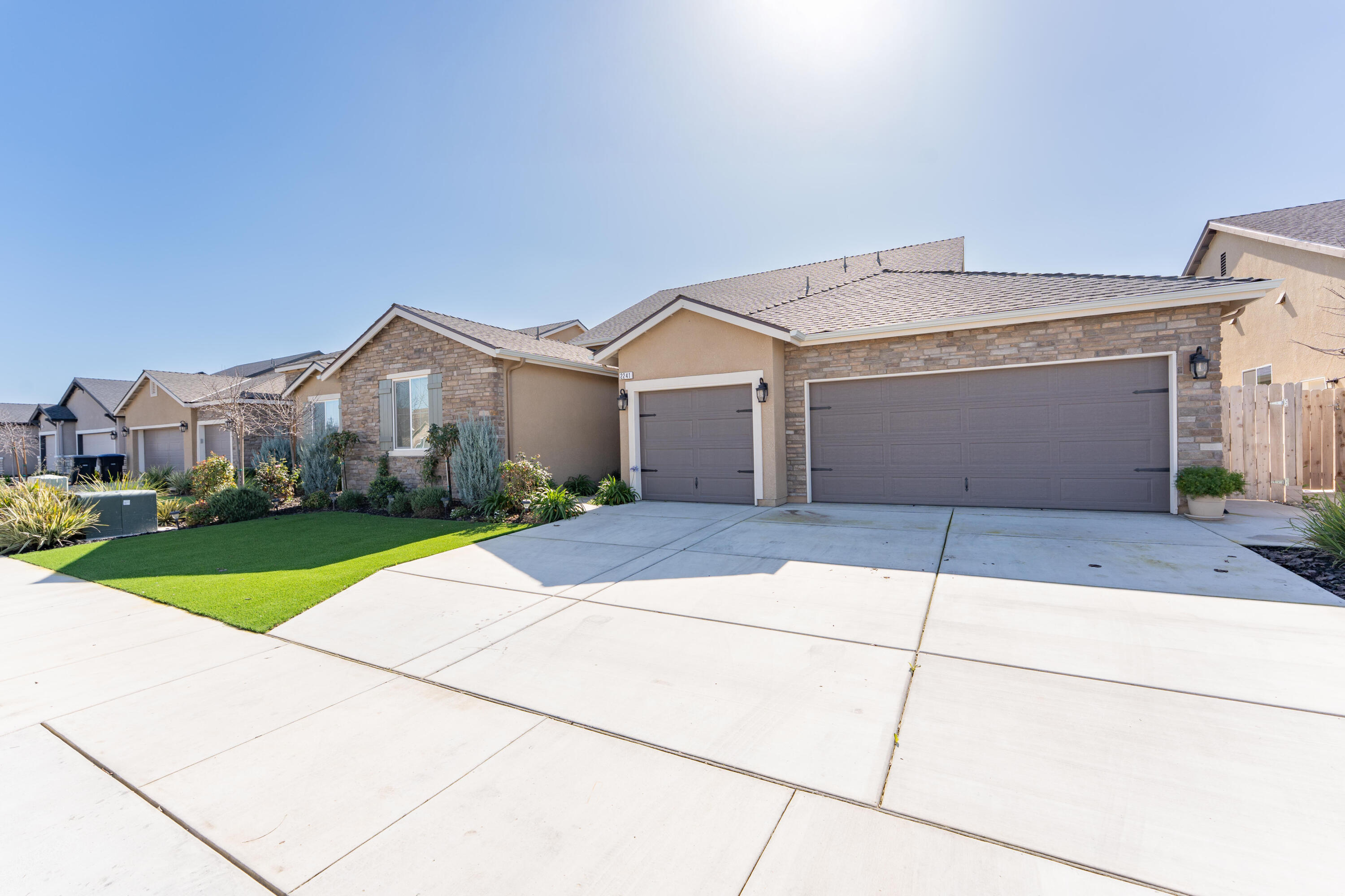 2241 E Monte Verde Ct, Visalia, CA 93292