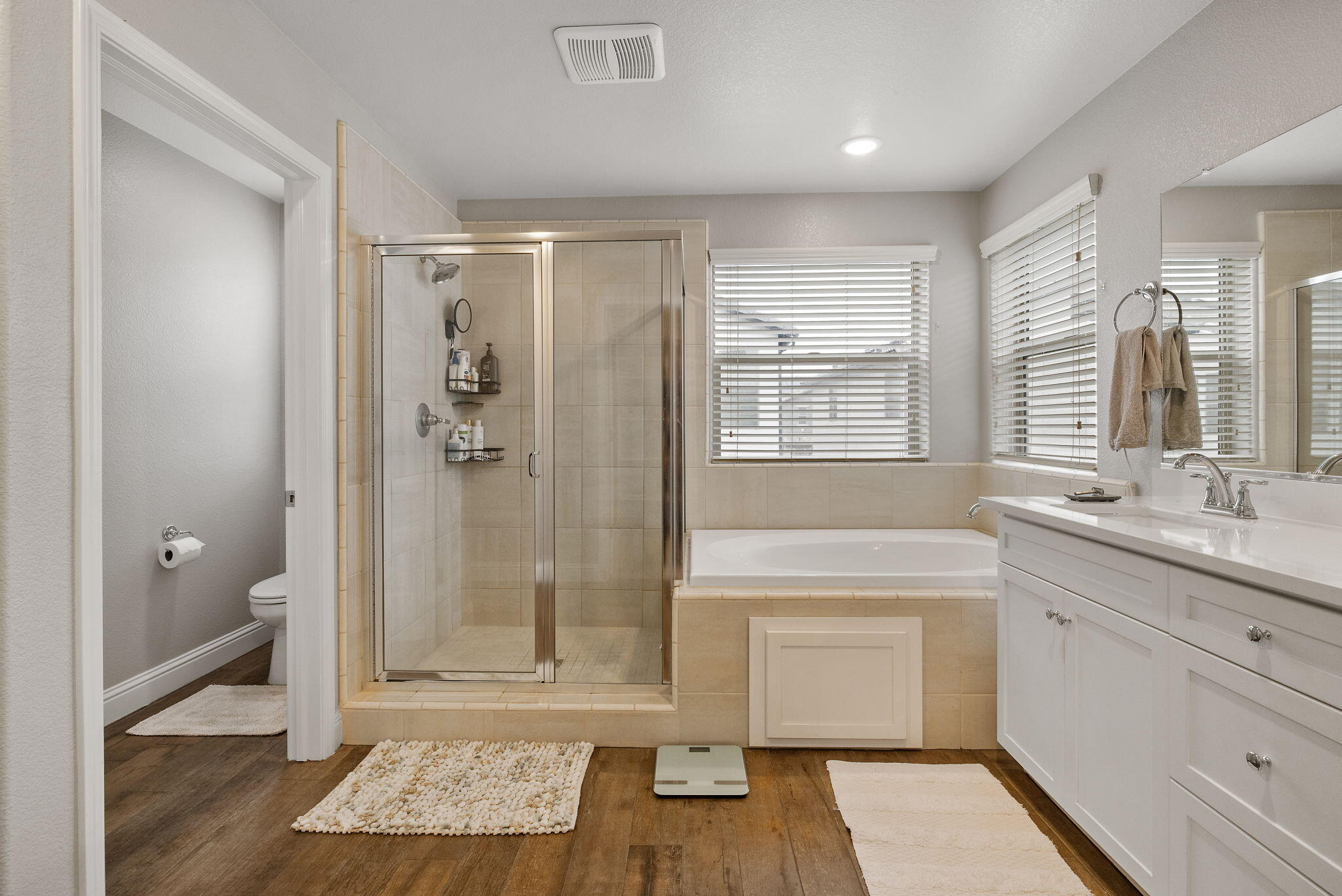 6212 E Bibi Dr, Fresno, CA 93727