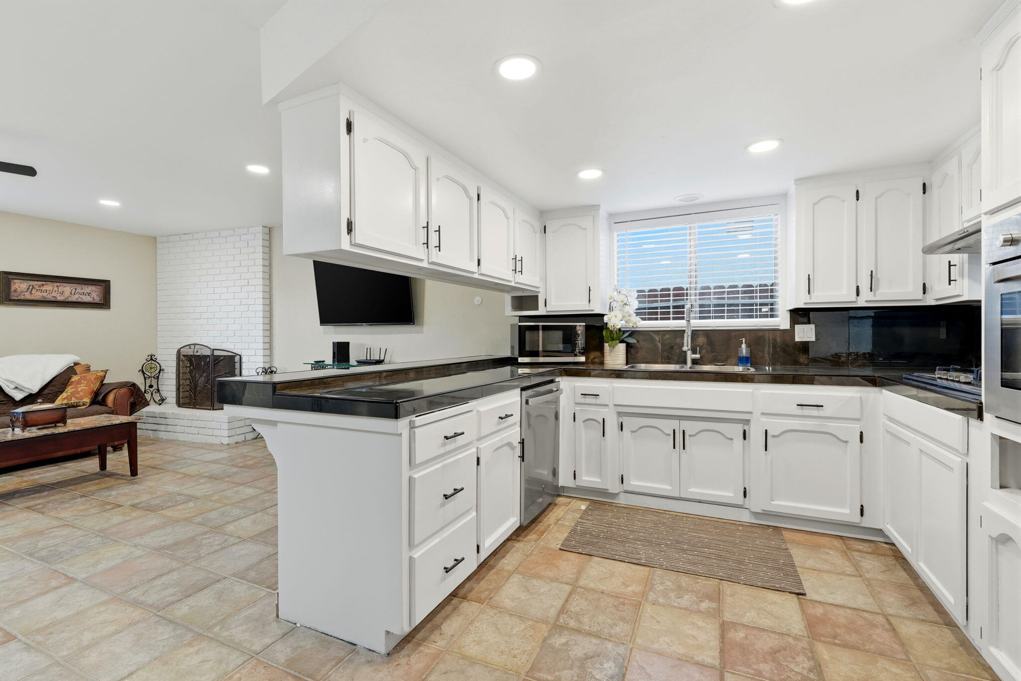 1690 Wall Ln, Porterville, CA 93257